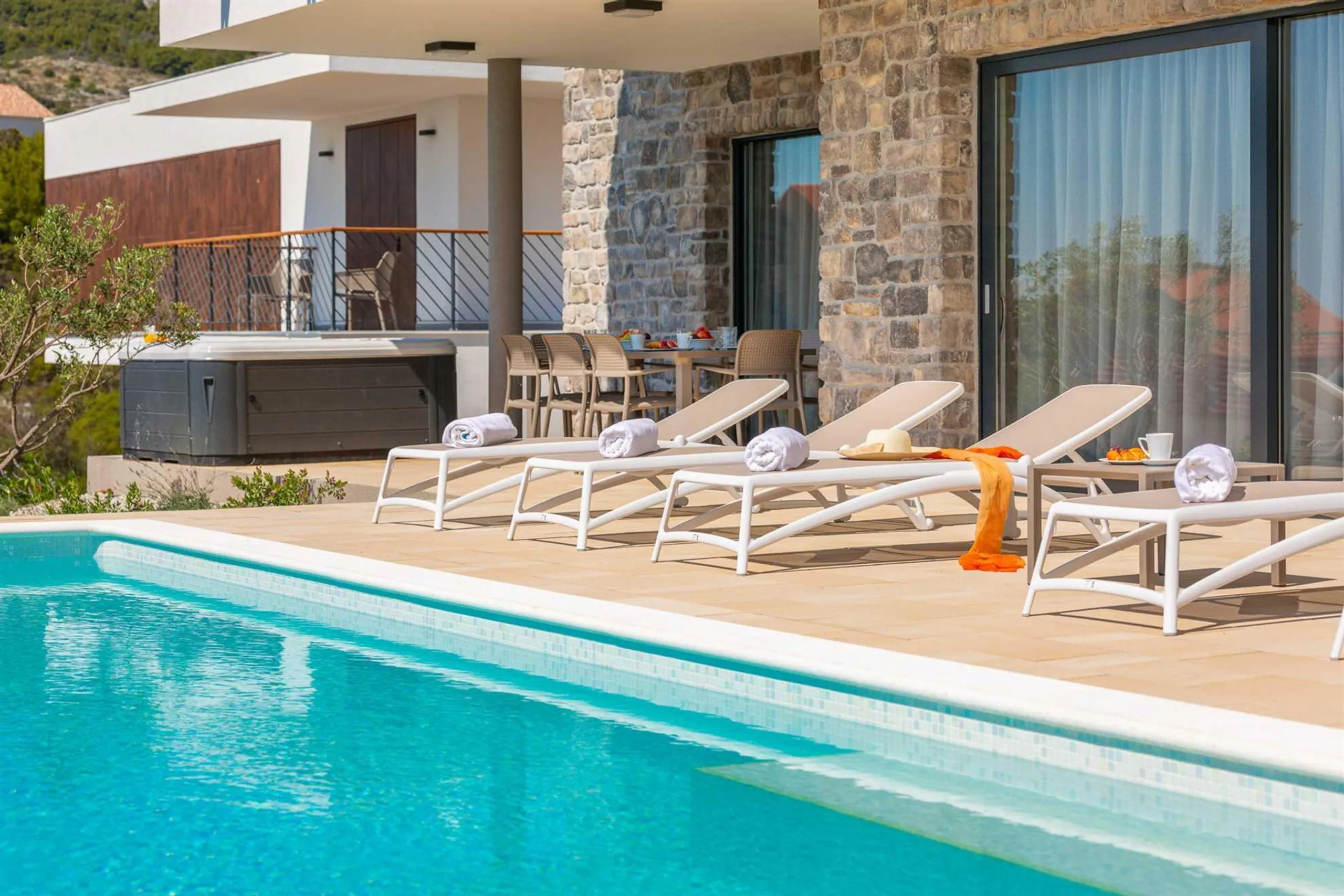 Sophisticated Contemporary Villa with Pool and Jacuzzi near Primosten Beach — photograph 4
