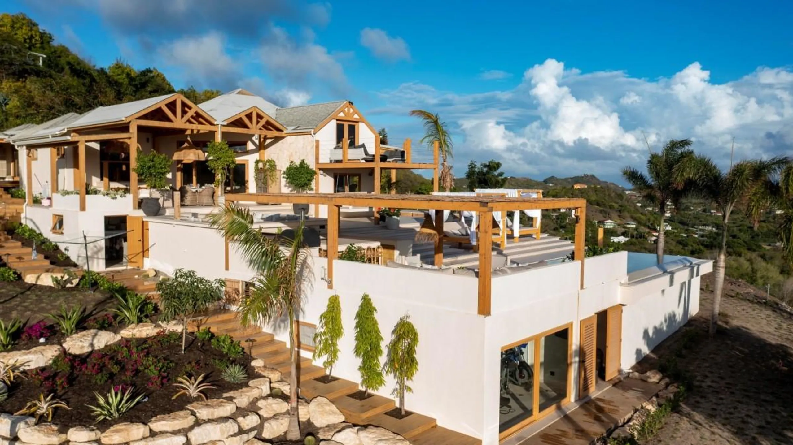 Plush and Inviting Villa with Infinity Pool,Jacuzzi, and Spectacular Sunset Views — photograph 2