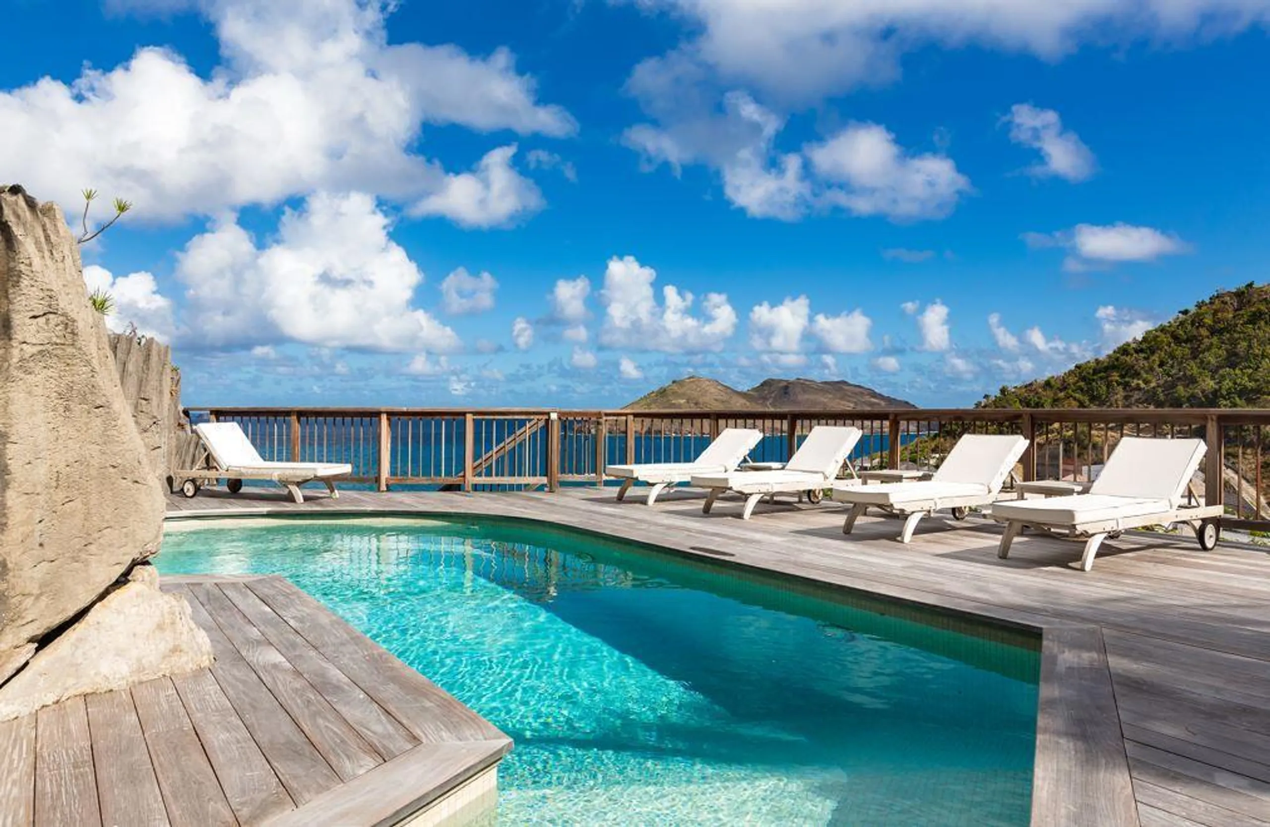 Traditional Colonial Villa with Heated Pool and Majestic Ocean Views — photograph 6