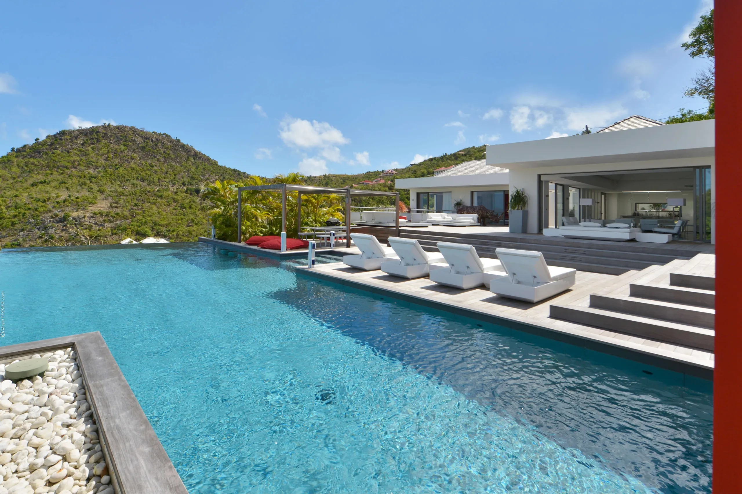Luxury Villa Oasis: Serene Hillside Retreat with Infinity Pool in St-Barts — photograph 3