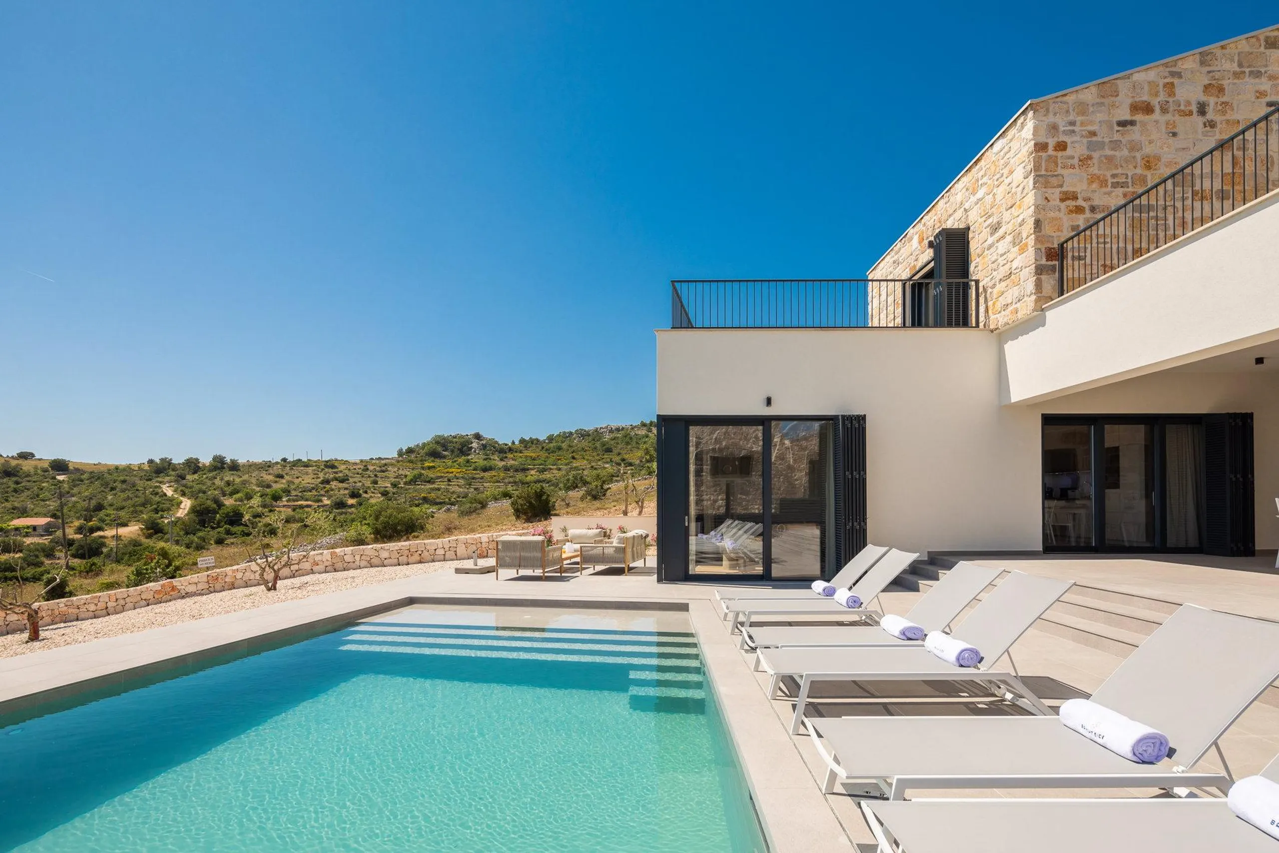 Modern Styled 5-Bedroom Villa with Pool in Picturesque Primosten — photograph 2