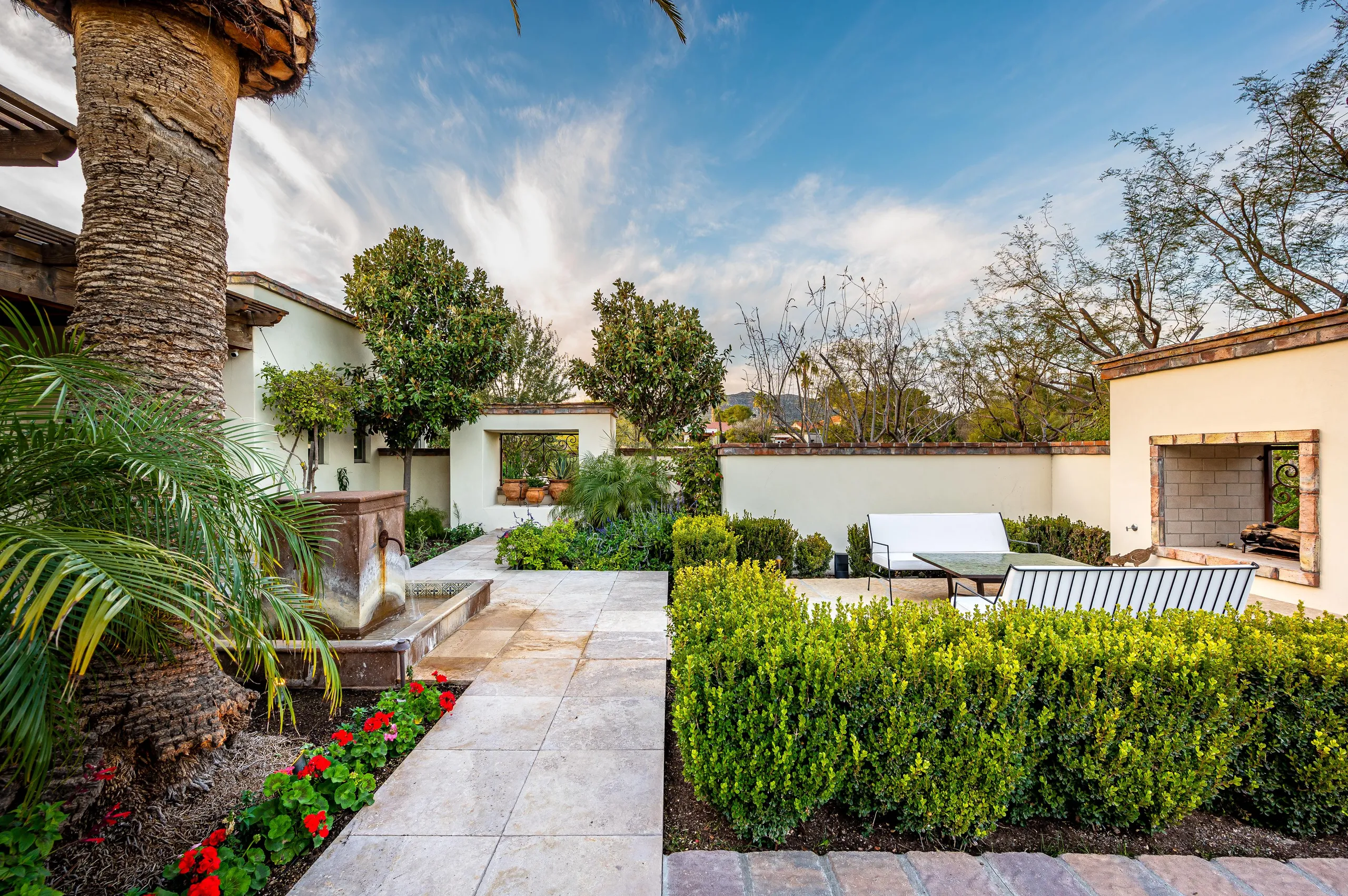 Elite Paradise Valley Estate with Waterfalling Pool and Firepit Lounge — photograph 9