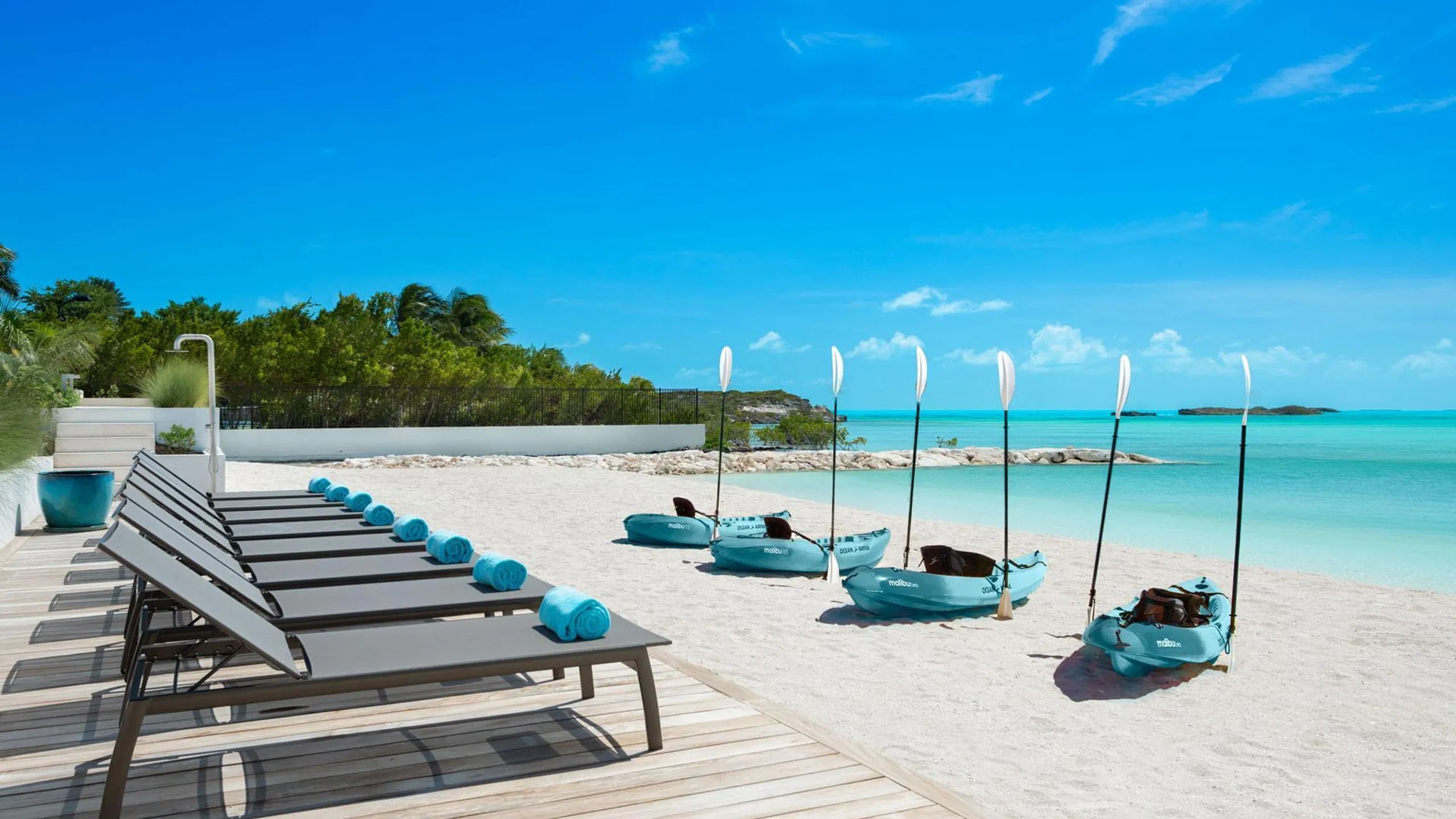 Serene Ocean Views from Chic Island Estate with Infinity Pool — photograph 8