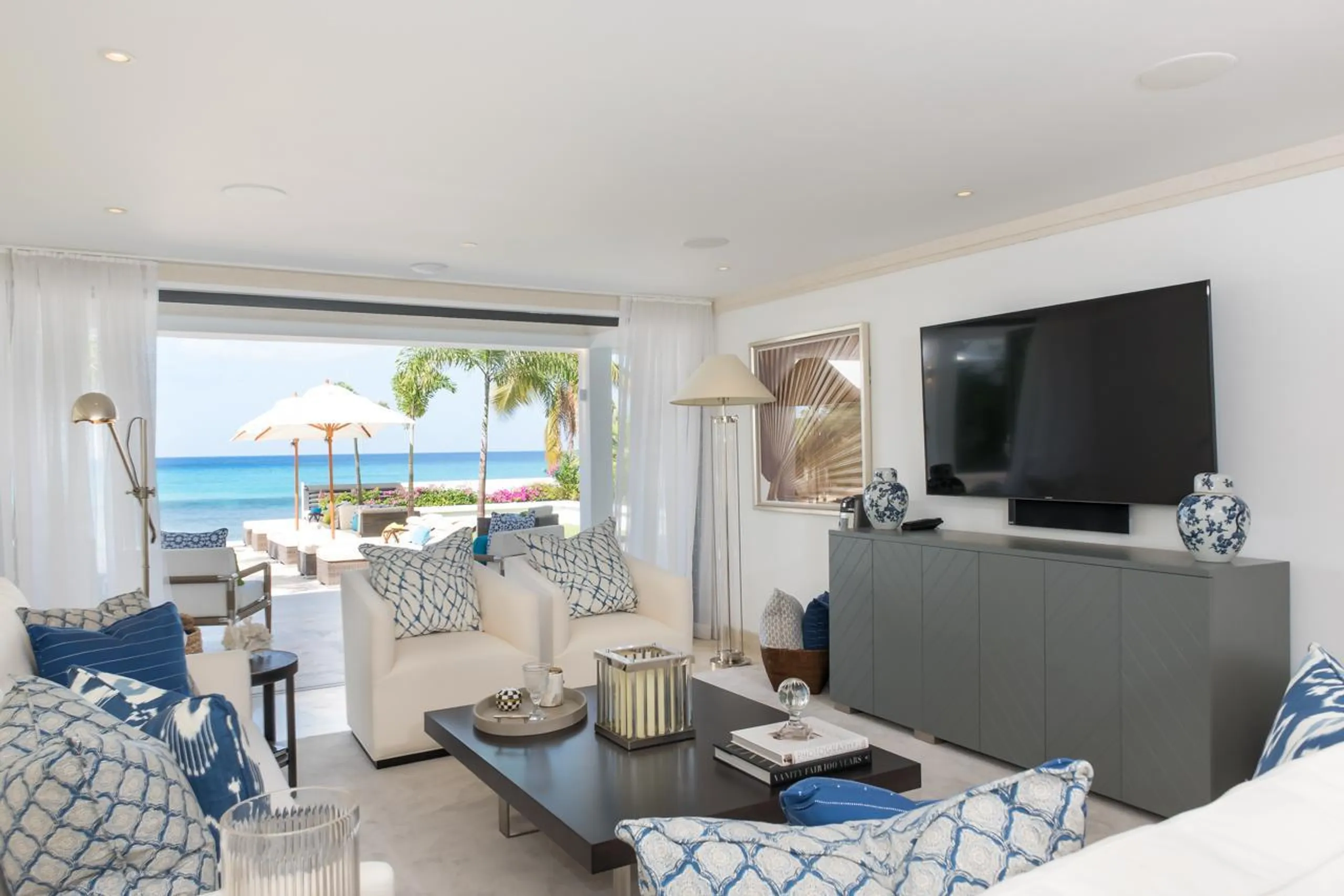 Barbados Beachfront Contemporary Villa with Tropical Ambiance and Stunning Views of the Caribbean Sea — photograph 6