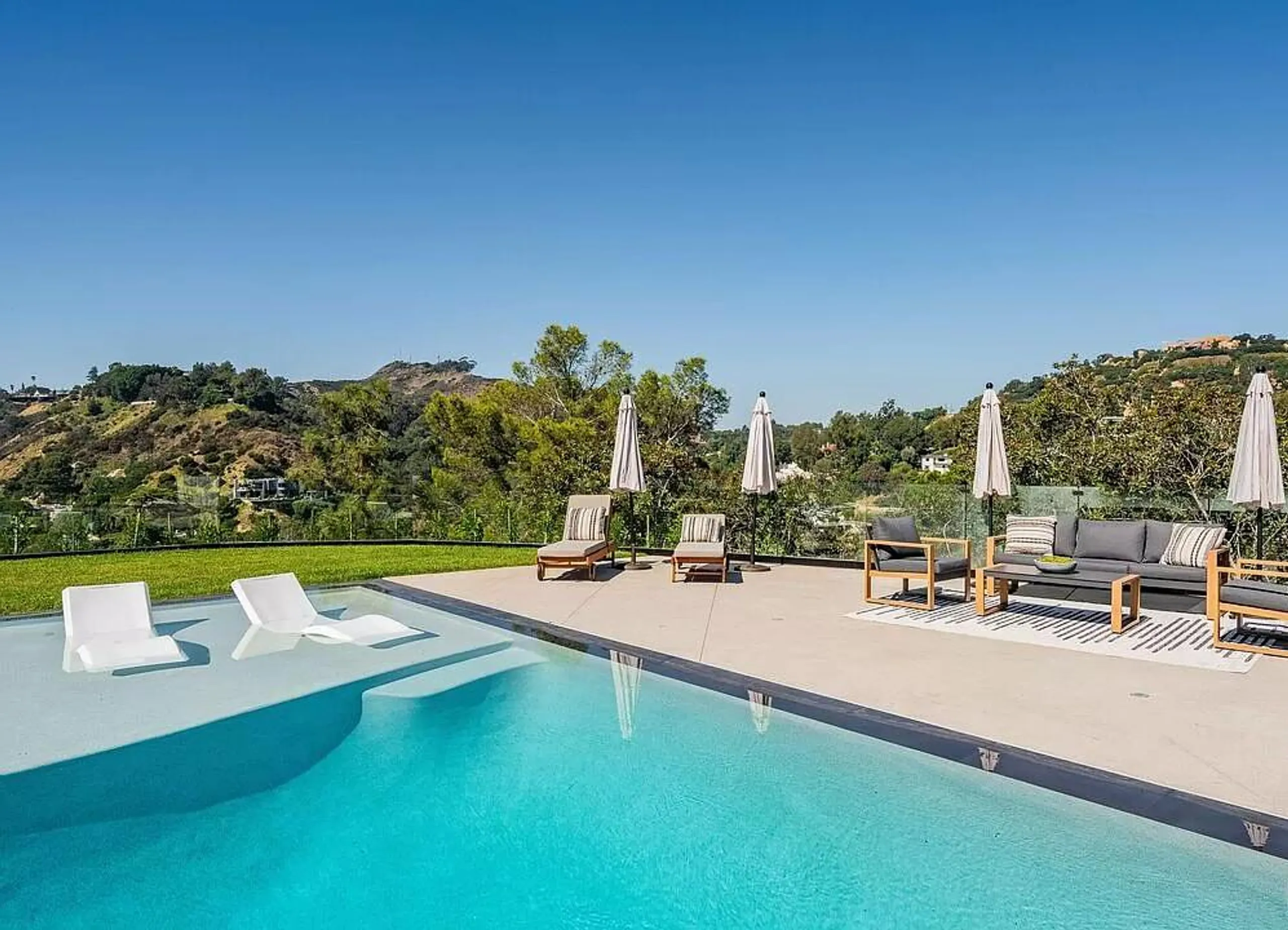 Modern Hillside Estate with Ocean Views — photograph 3