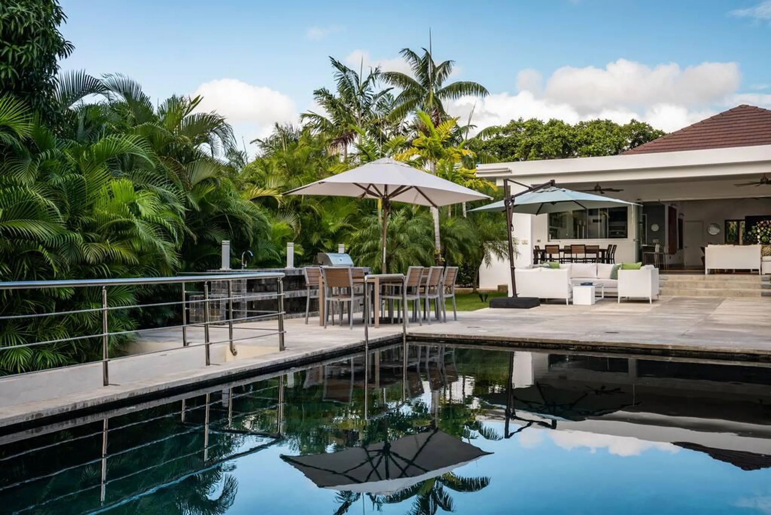 Relaxing La Ramana Estate with Private Pool, Jacuzzi, and Lush Garden Grounds — photograph 3