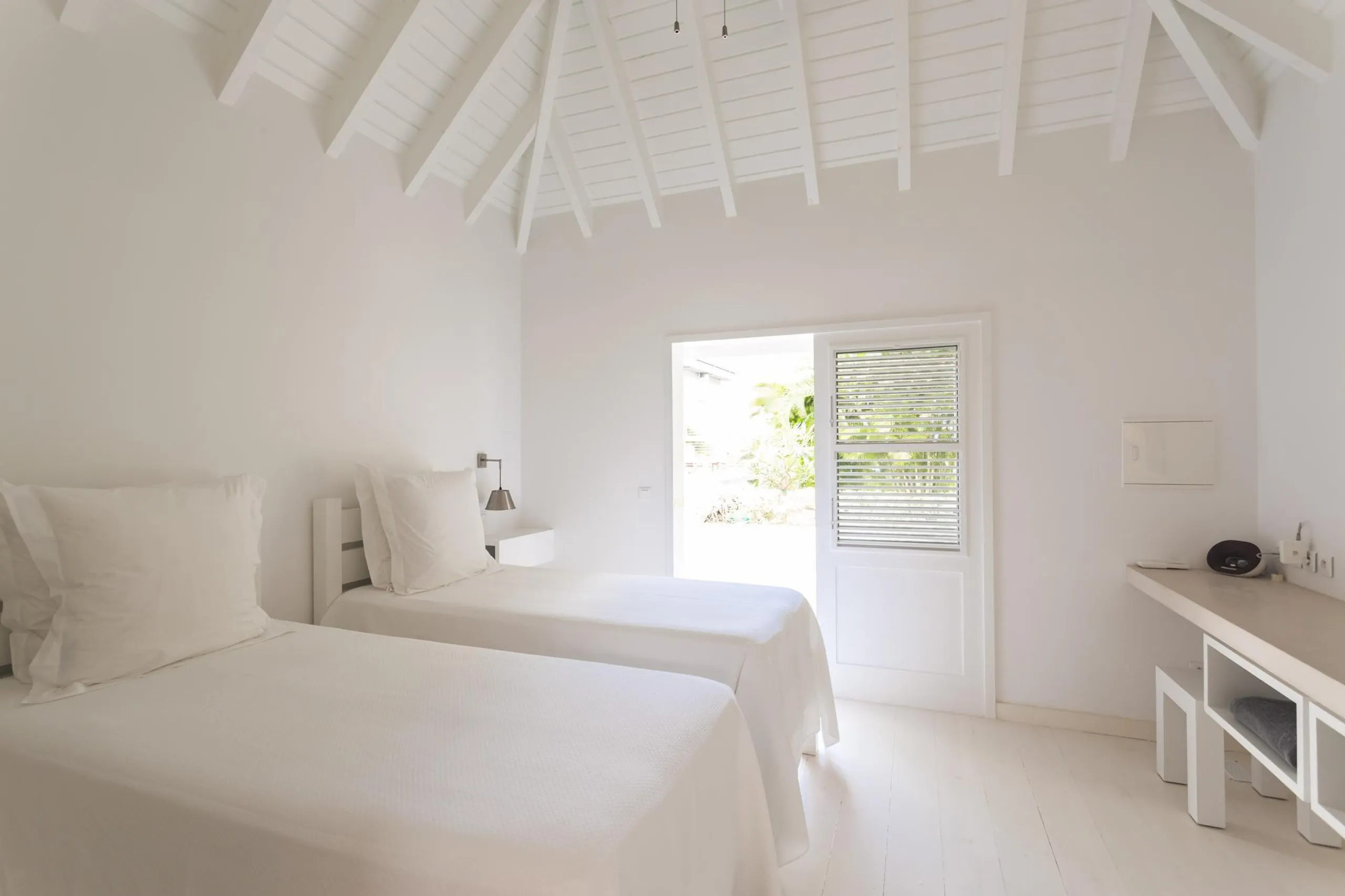 Chic Tropical Villa with Private Pool and Luxury Gazebo — photograph 12