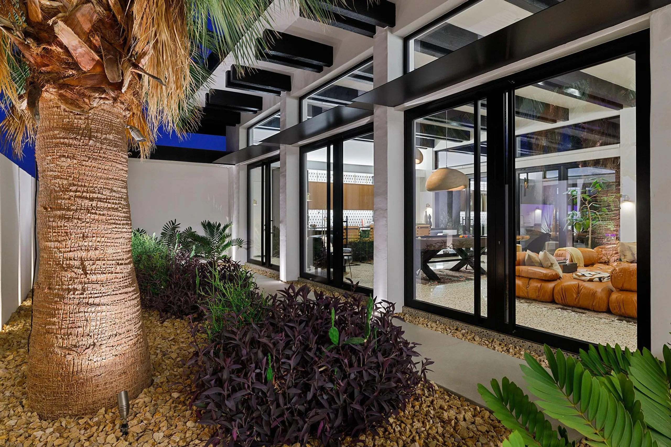 Marvelous Modern Estate with Private Pool, Jacuzzi, and Entertainment Room — photograph 12