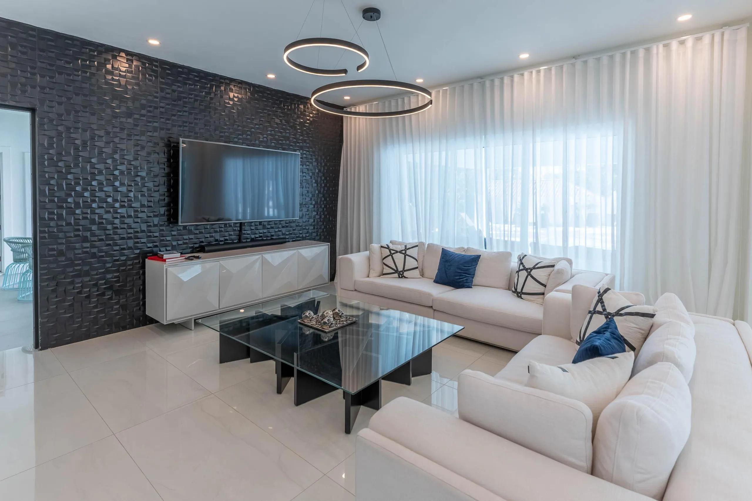 Chic Contemporary Villa with Private Pool — photograph 8