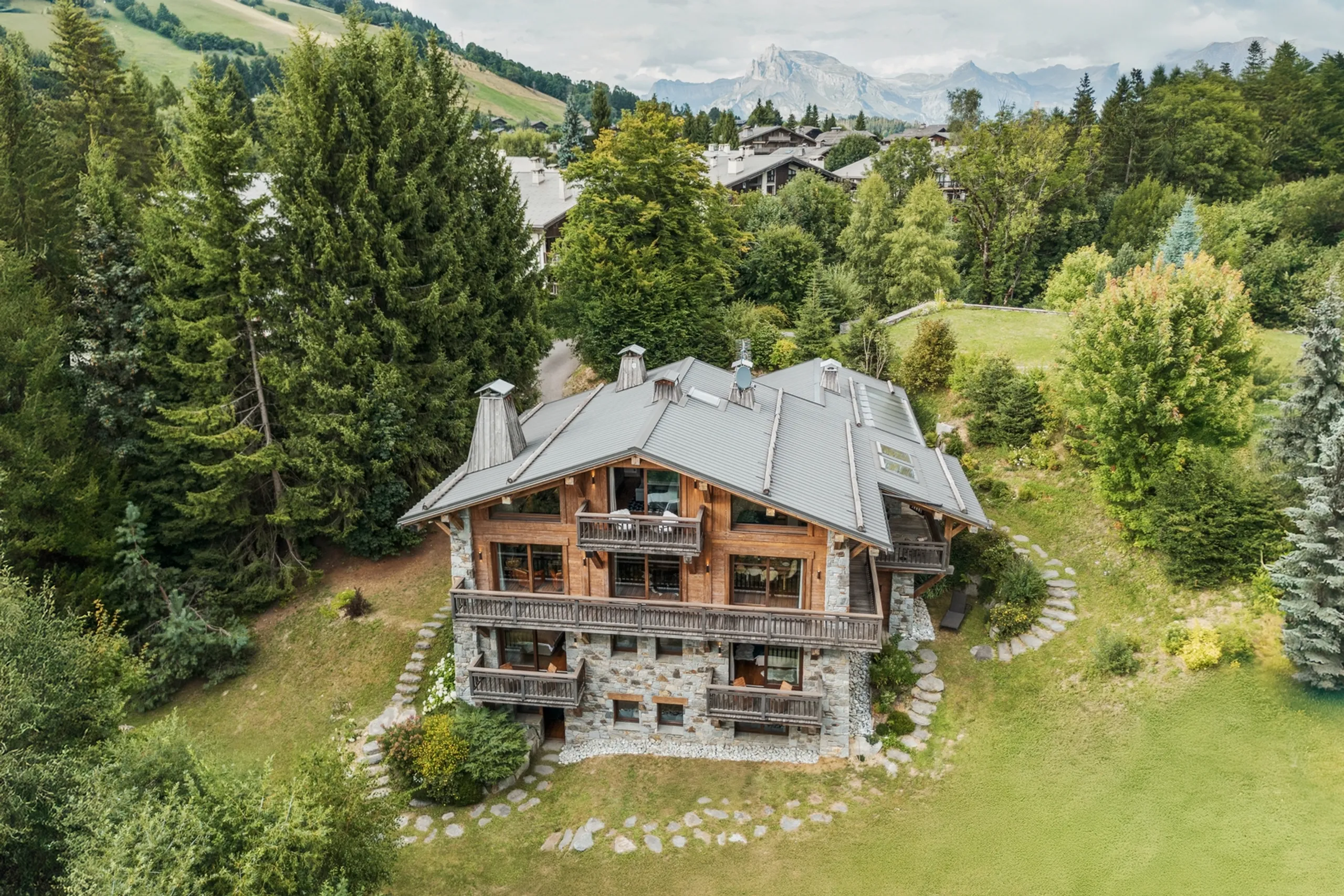 7BR Luxury Chalet with Hammam and Cinema in Megève — photograph 5