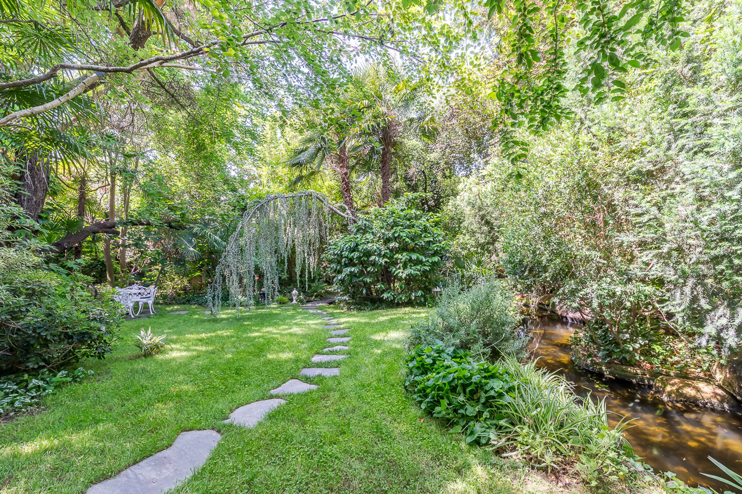 Eco-Friendly Villa Oasis with Heated Pool and Mid-Century Charm — photograph 3