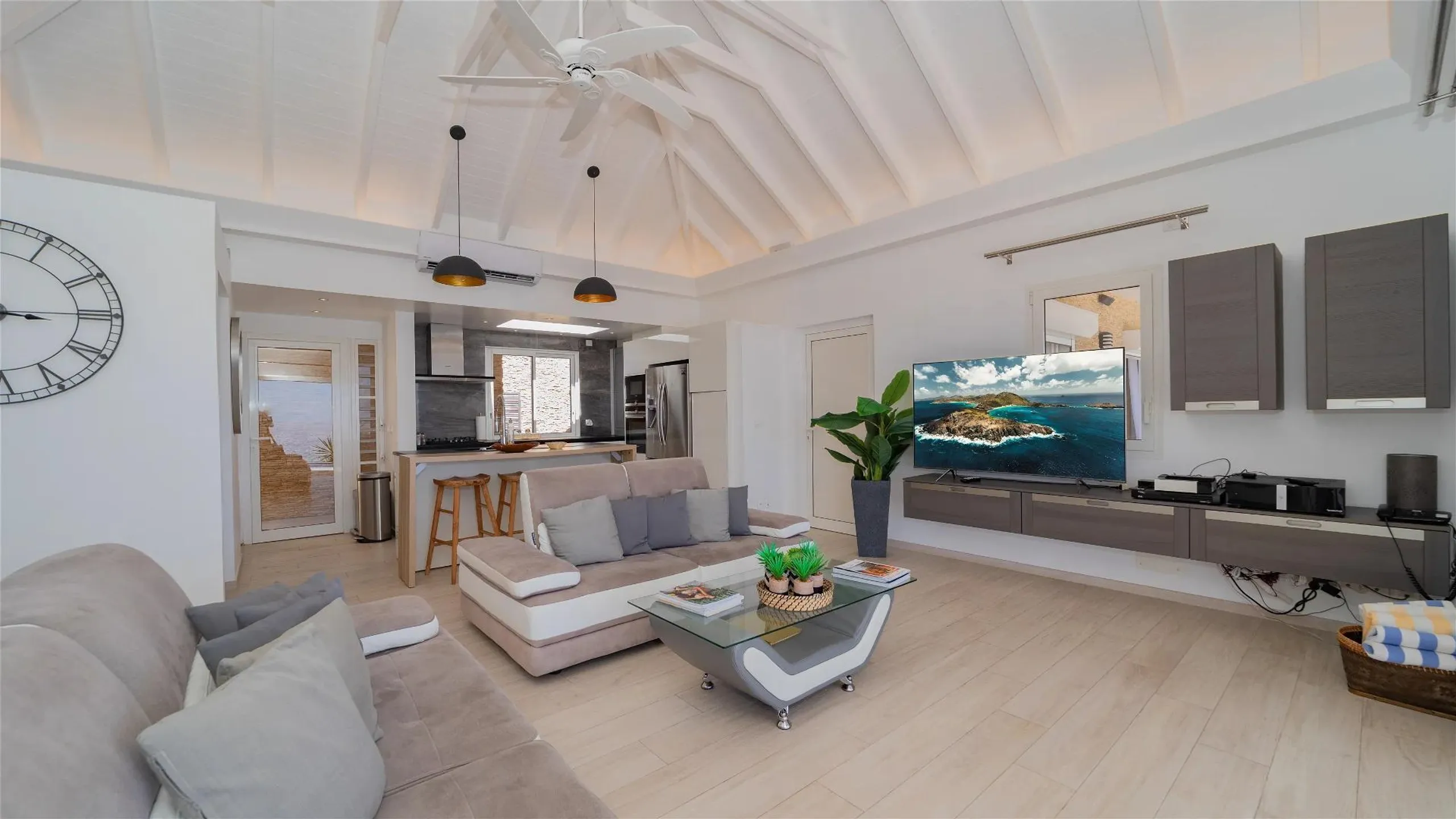 Chic Tropical Holiday Villa with Infinity Pool and Panoramic Ocean Views — photograph 10