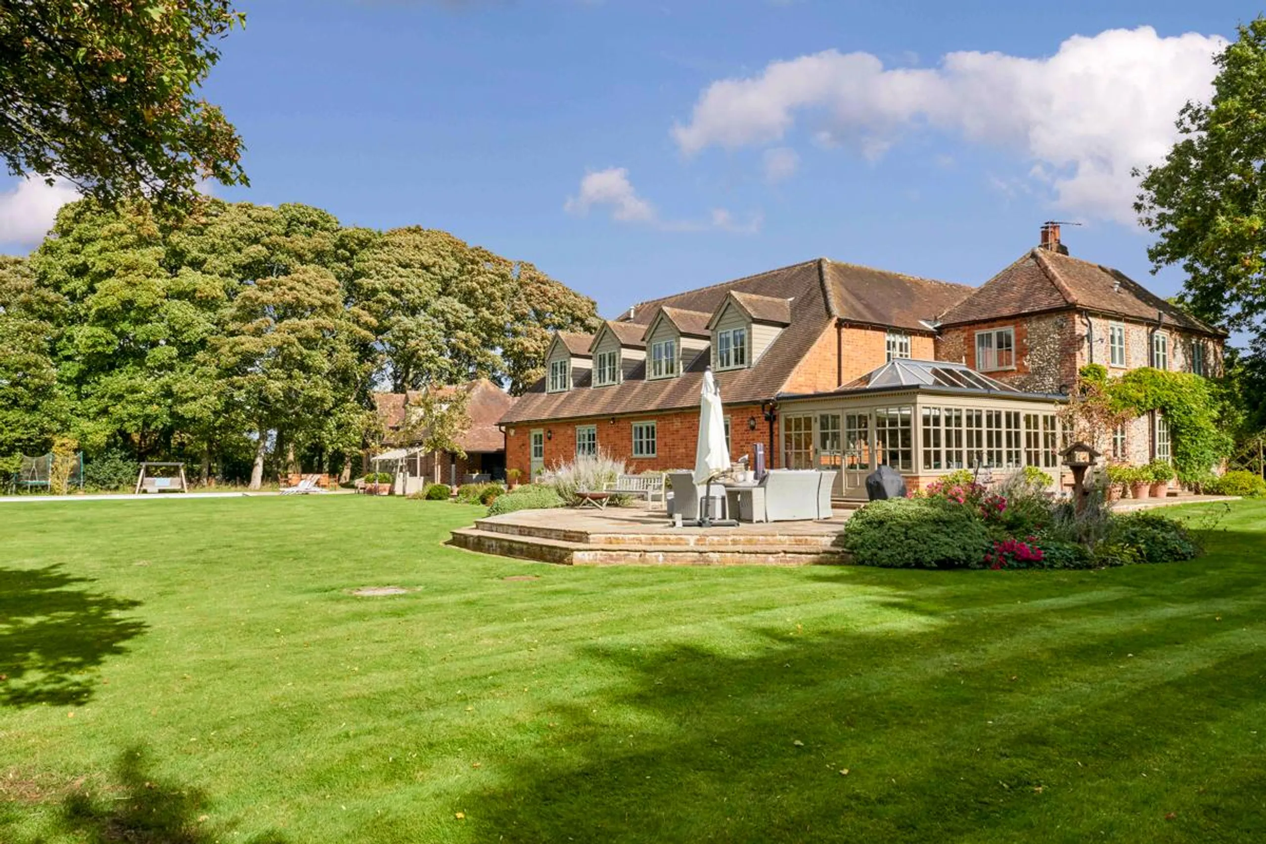 Gracefully Decorated 7-Bedroom Country Villa with Private Pool, Gym, and Scenic Gardens — photograph 5