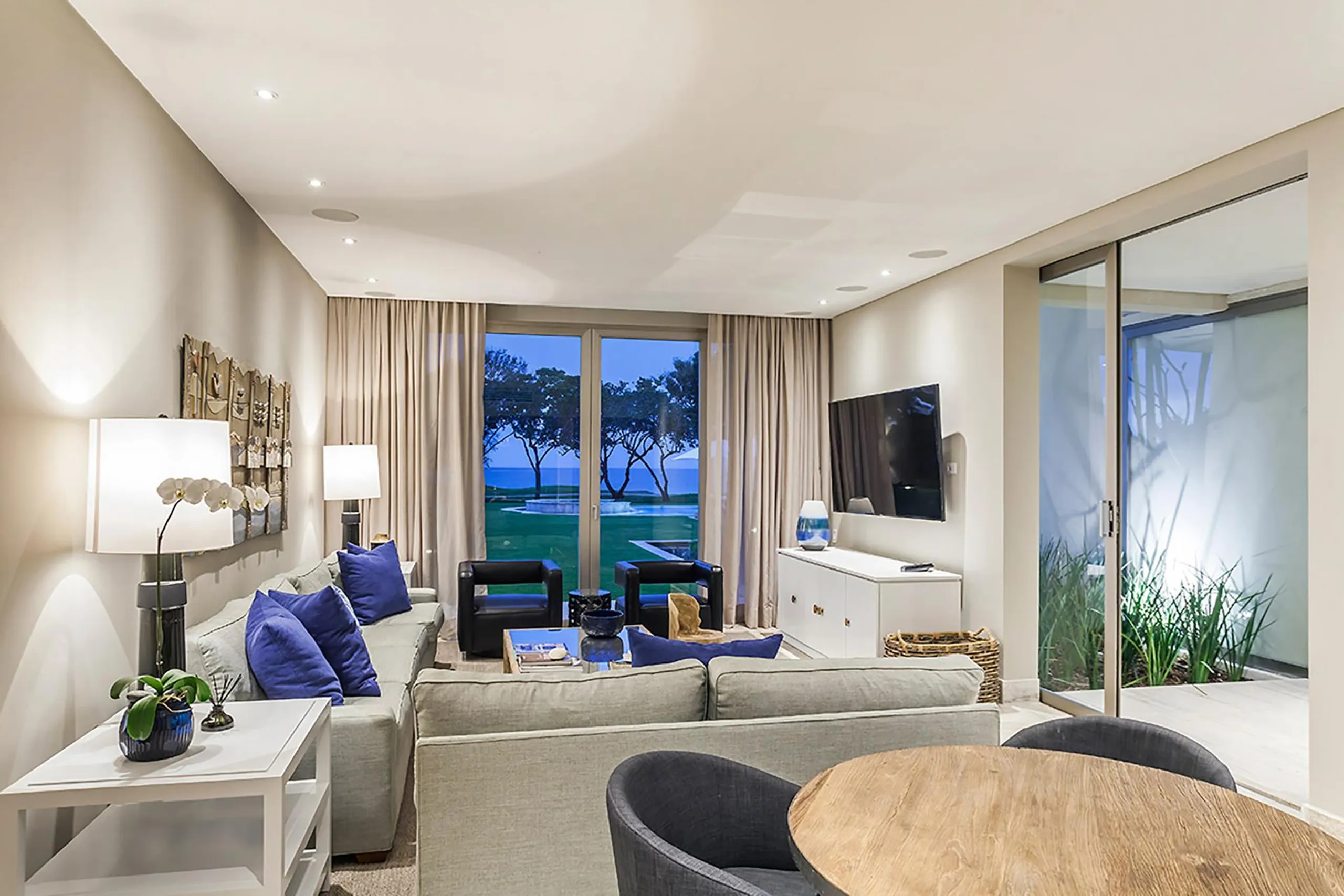Splendorous Oceanfront Estate with Reflective Pools and Tropical Surroundings — photograph 8