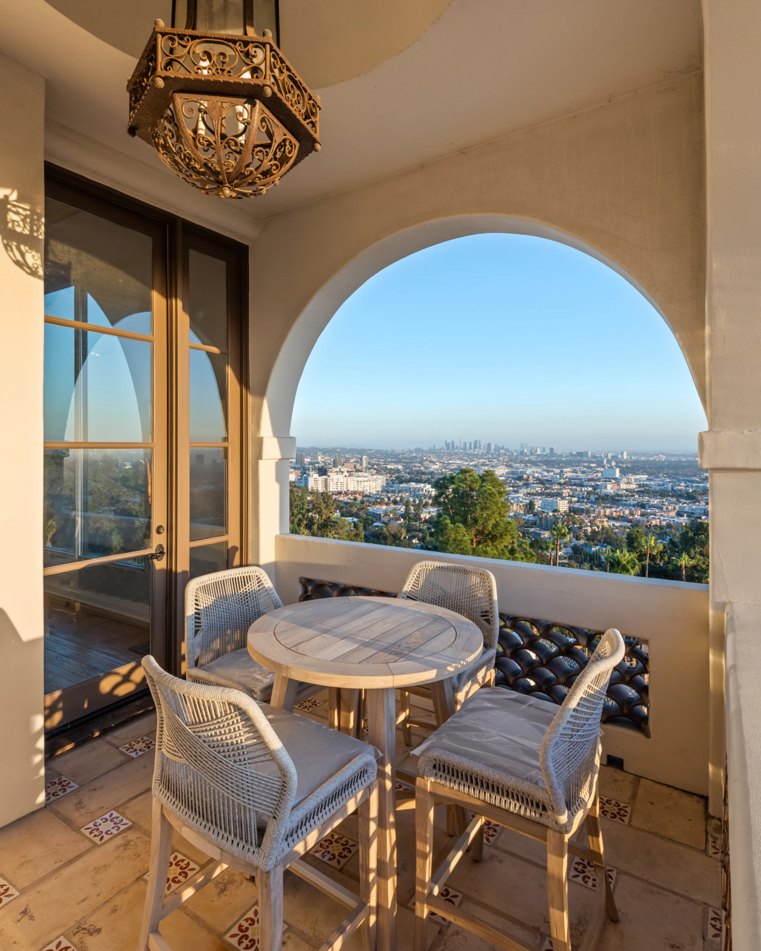 Stunning Hillside Villa with Scenic Views — photograph 12