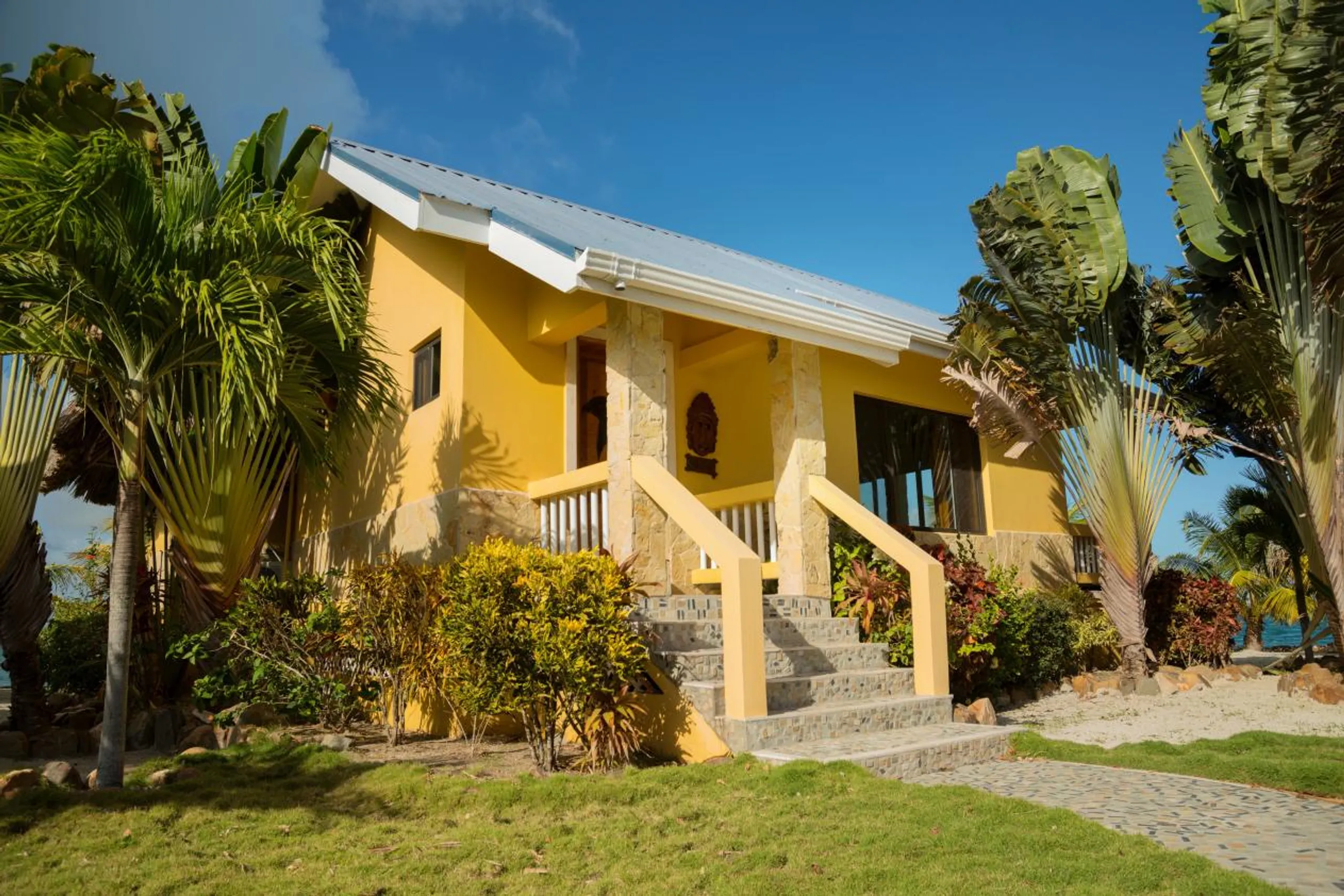 Exquisite Island Villa with Pool and Private Beach — photograph 5