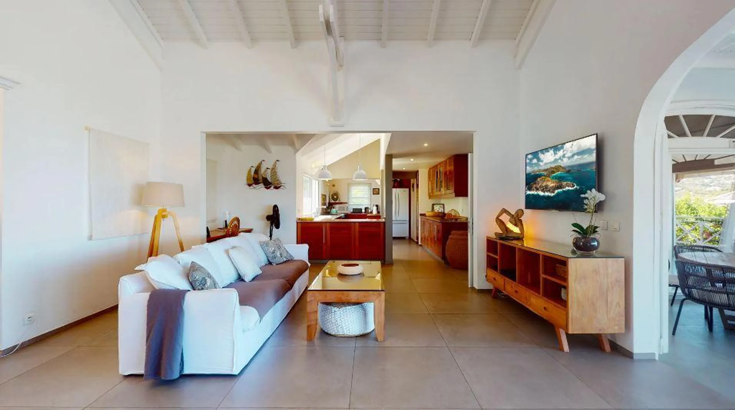 Majestic Seaside Villa with Private Pool and Hot Tub — photograph 12