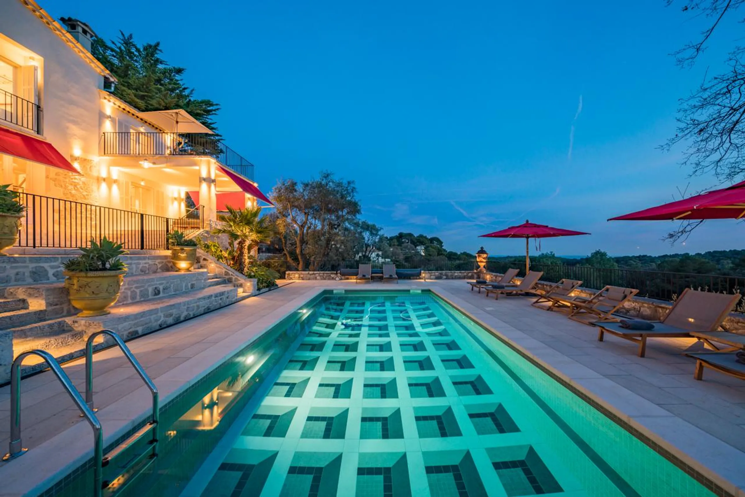Magnificent Six Bedroom Villa with Unique Pool, Stunning Valley and Sea Views — photograph 4