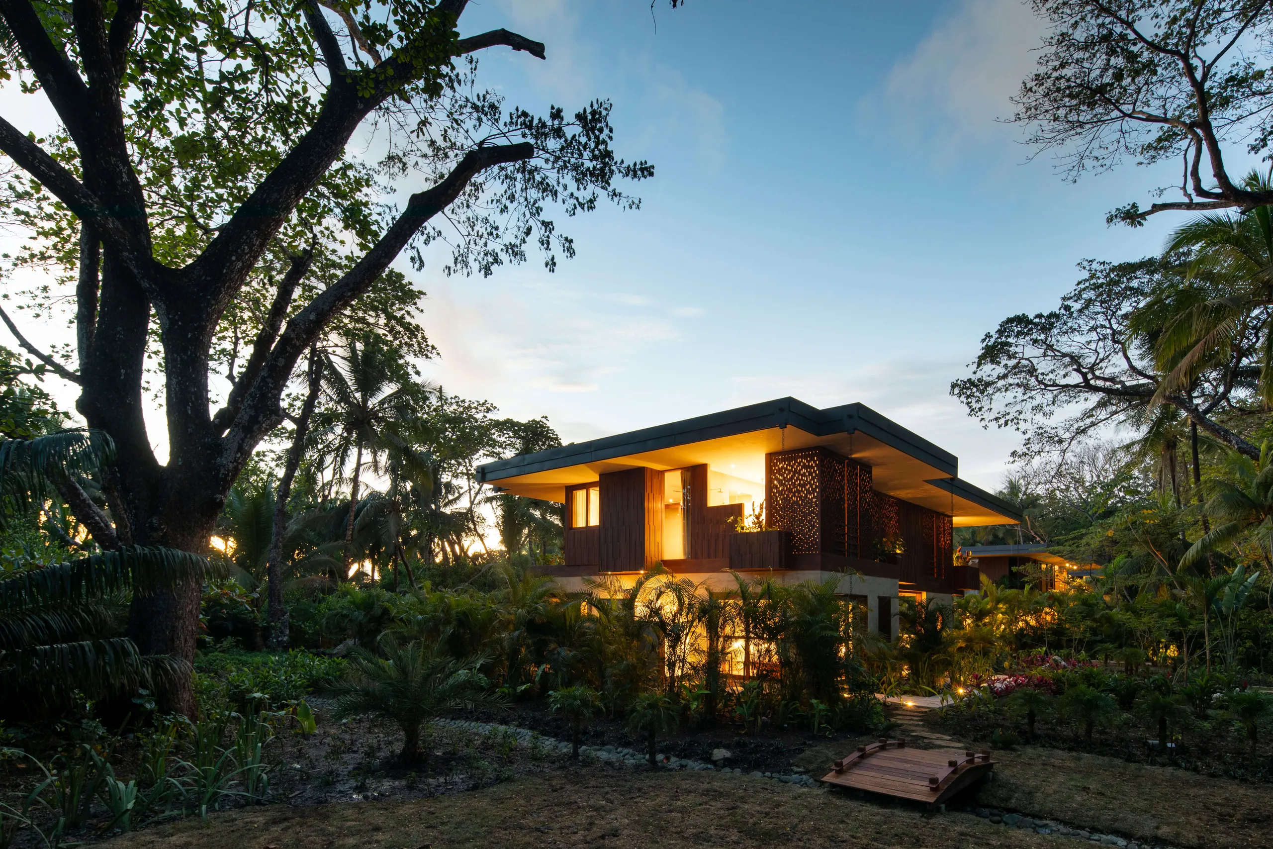 Eco-Luxe 5 Bedroom Villa with Privat Pool, Beach Access and Tropical Beauty — photograph 6