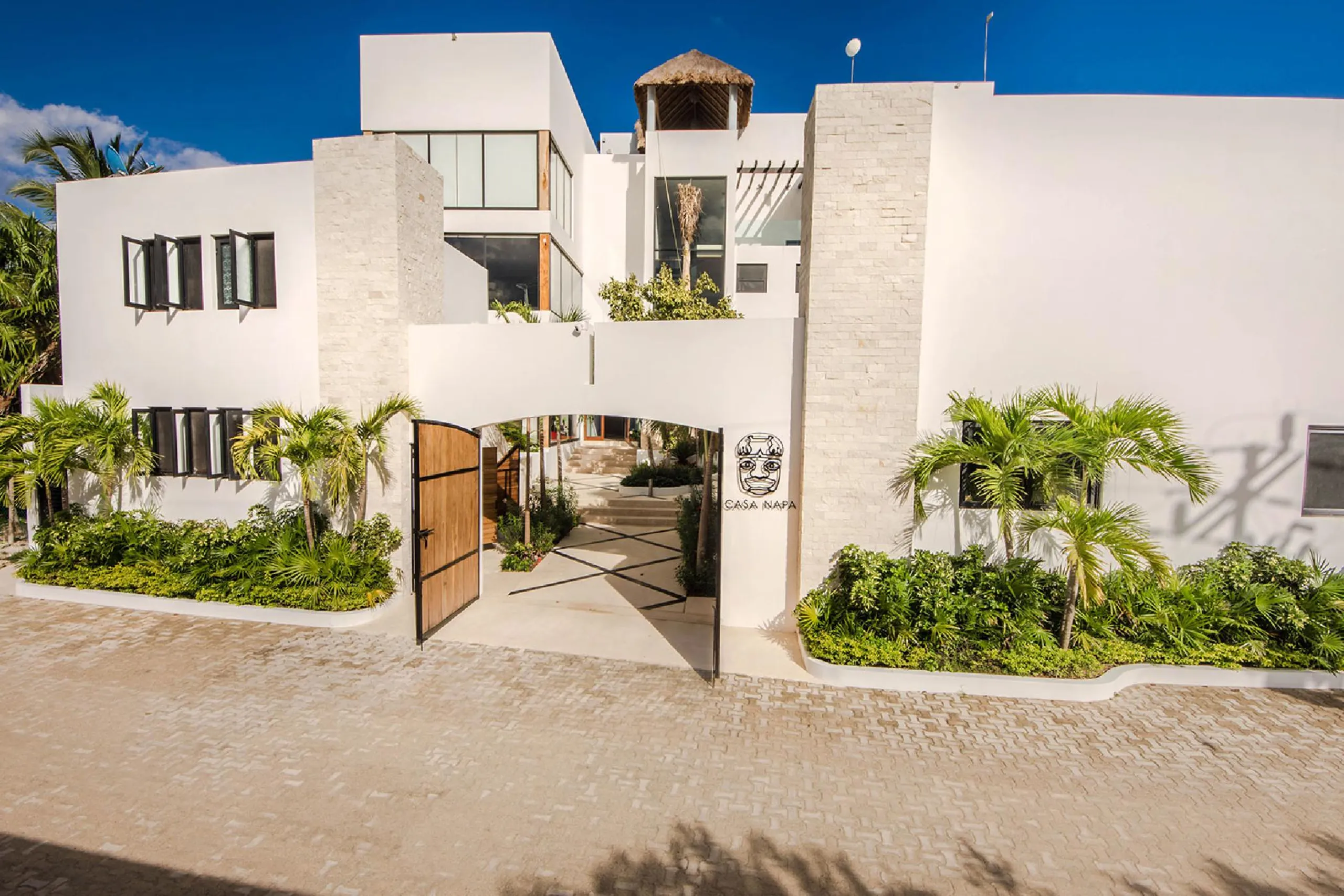 Private and Secluded Beachfront Soliman Bay Estate with 2 Private Pools and Ocean Views — photograph 5