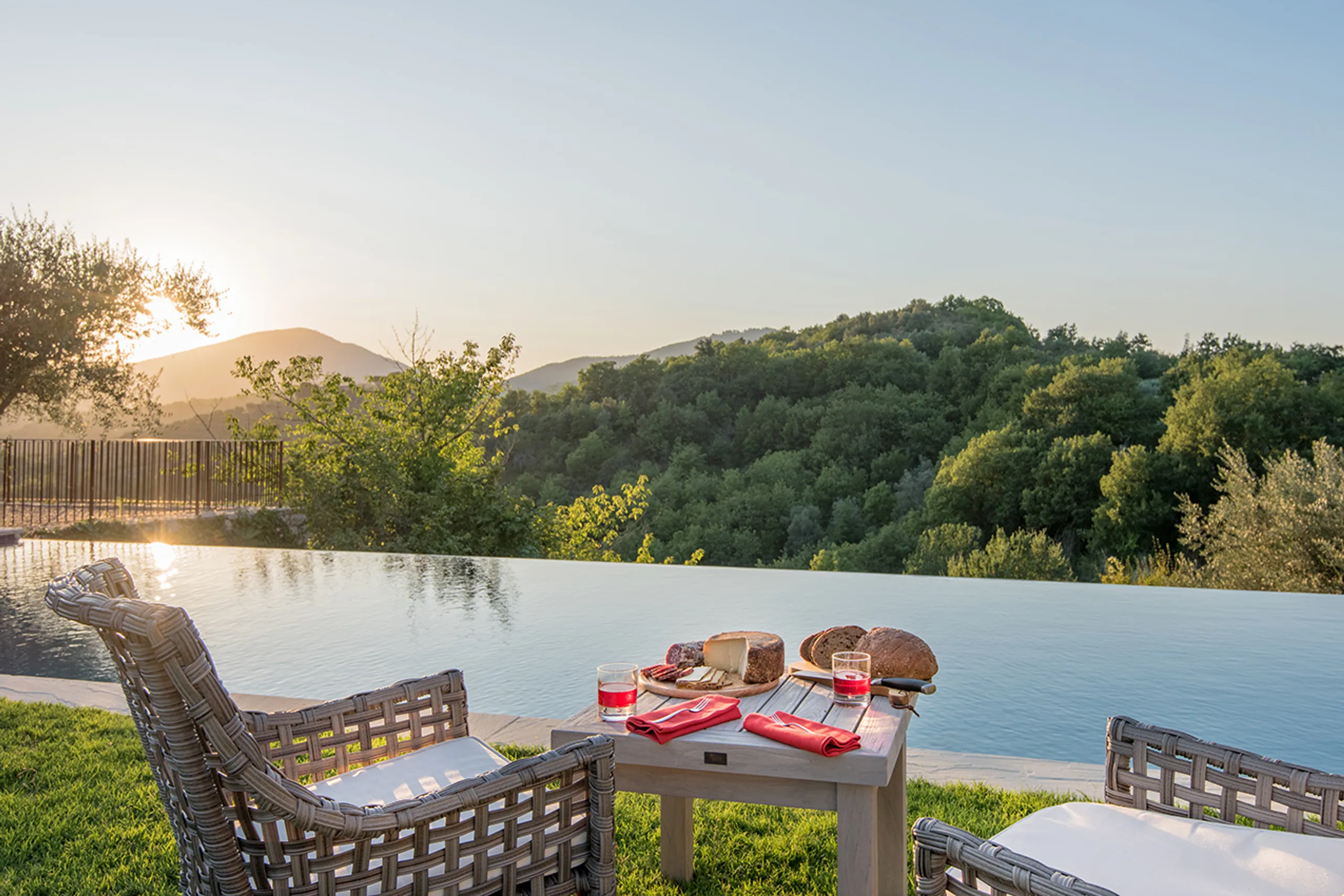 Opulent Perugian Charm with Private Pool and Overlooking Mountain Views — photograph 7