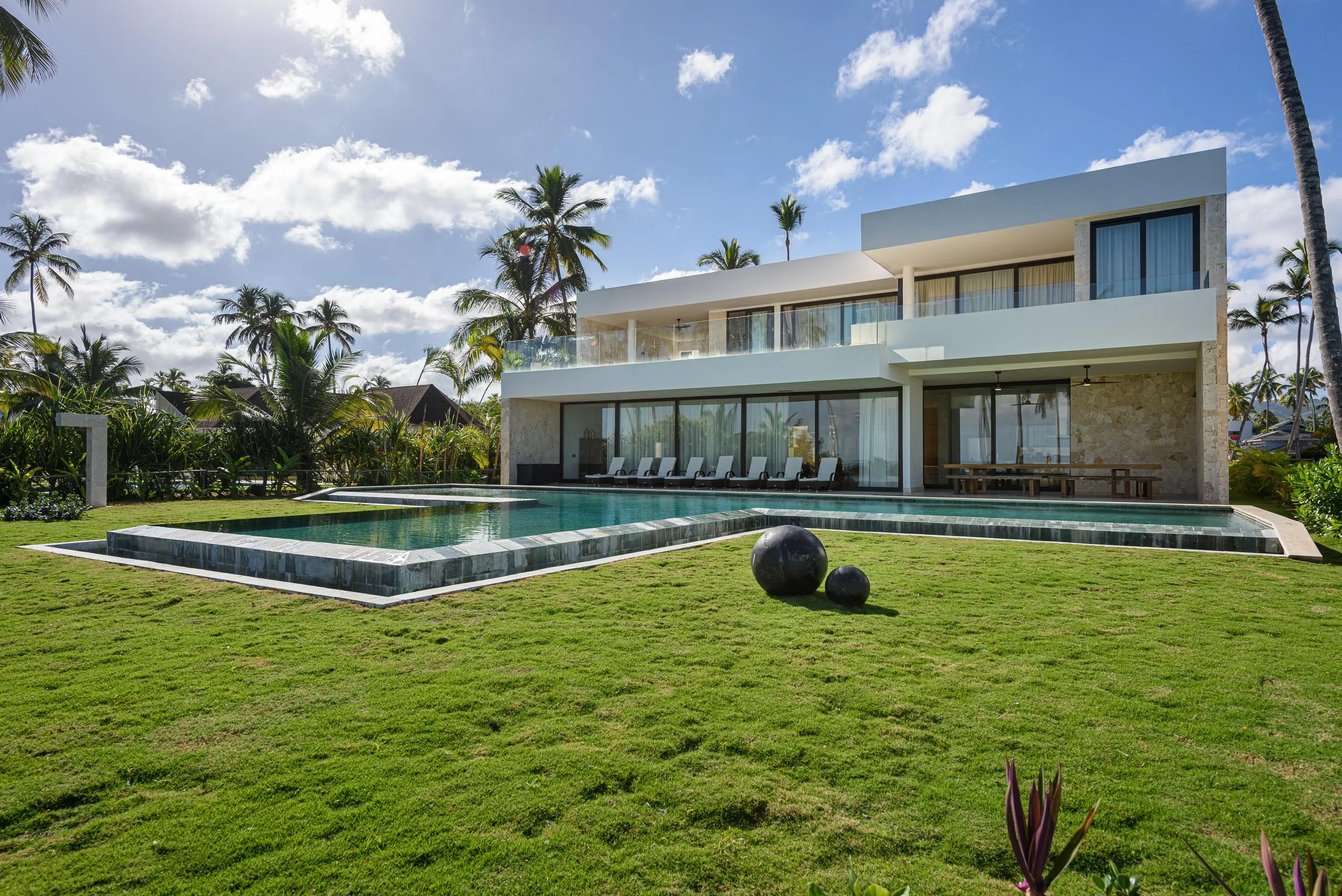 Enchanting Two-Sory Beachfront Villa with Private Pool, Direct Beach Access, and Stunning Sea Views — photograph 3