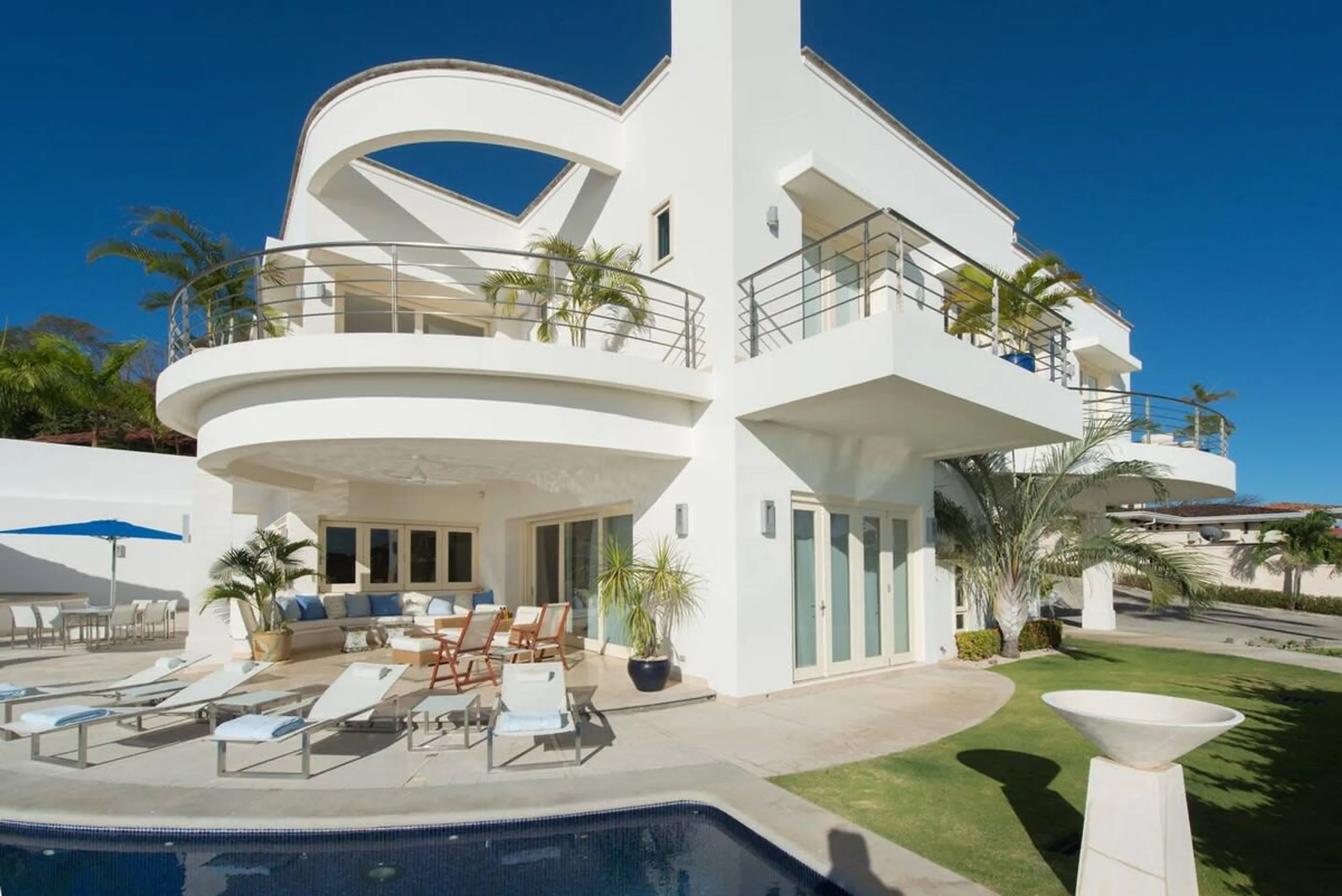 Opulent Beachfront Villa in Flamingo with Private Pool, Private Beach Access and Panoramic Ocean Views — photograph 4