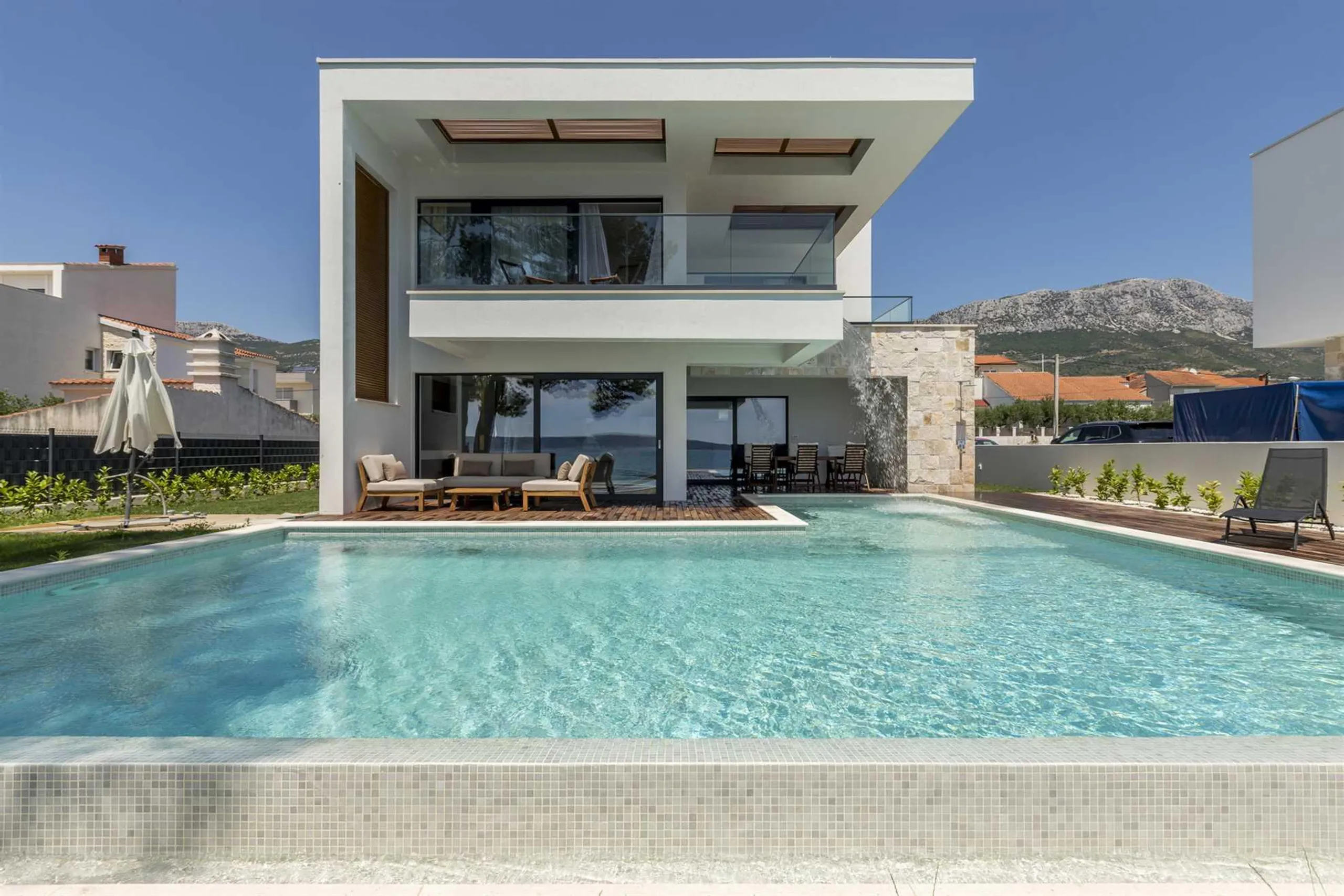 Gracefully Decorated 4-Bedroom Villa with Pool and Private Beach Access in Kastela — photograph 2