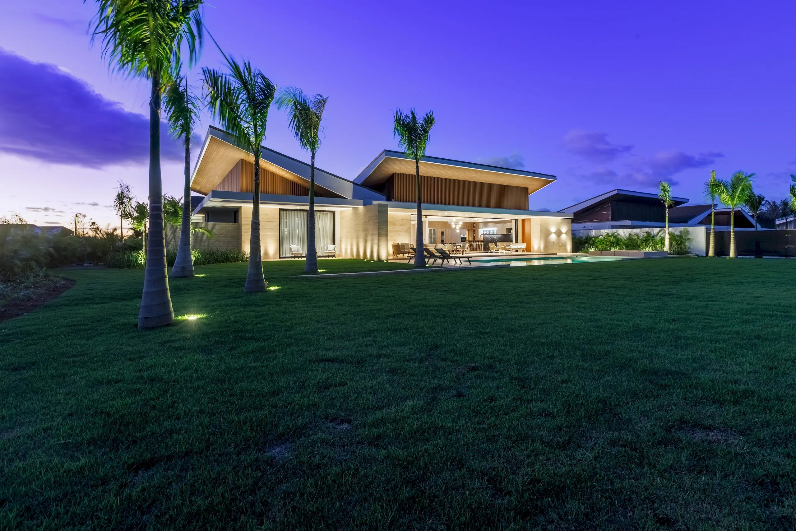 Captivating Luxury Villa with Pool and Garden Grounds — photograph 4