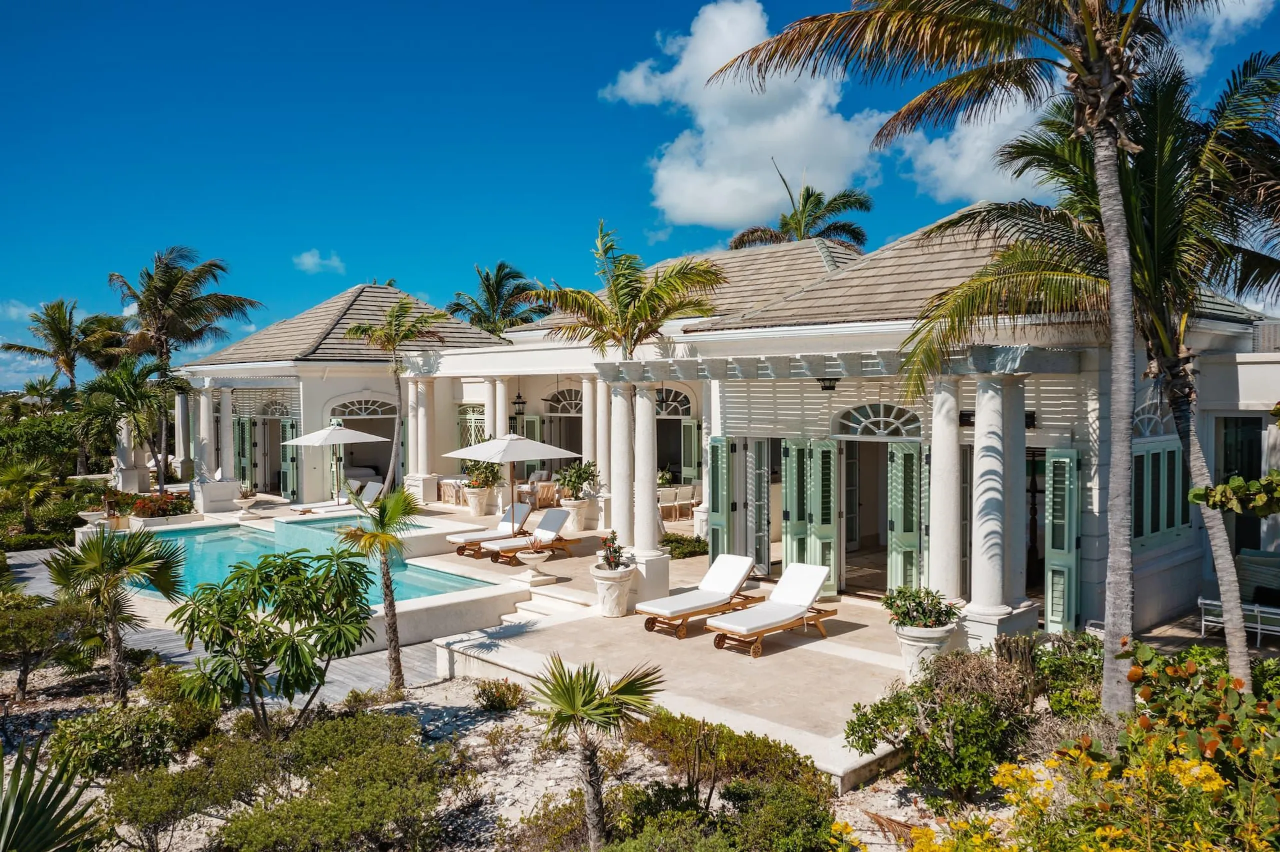 Tranquil Beachfront Bliss Villa with Private Infinity Pool Steps from Ocean — photograph 9