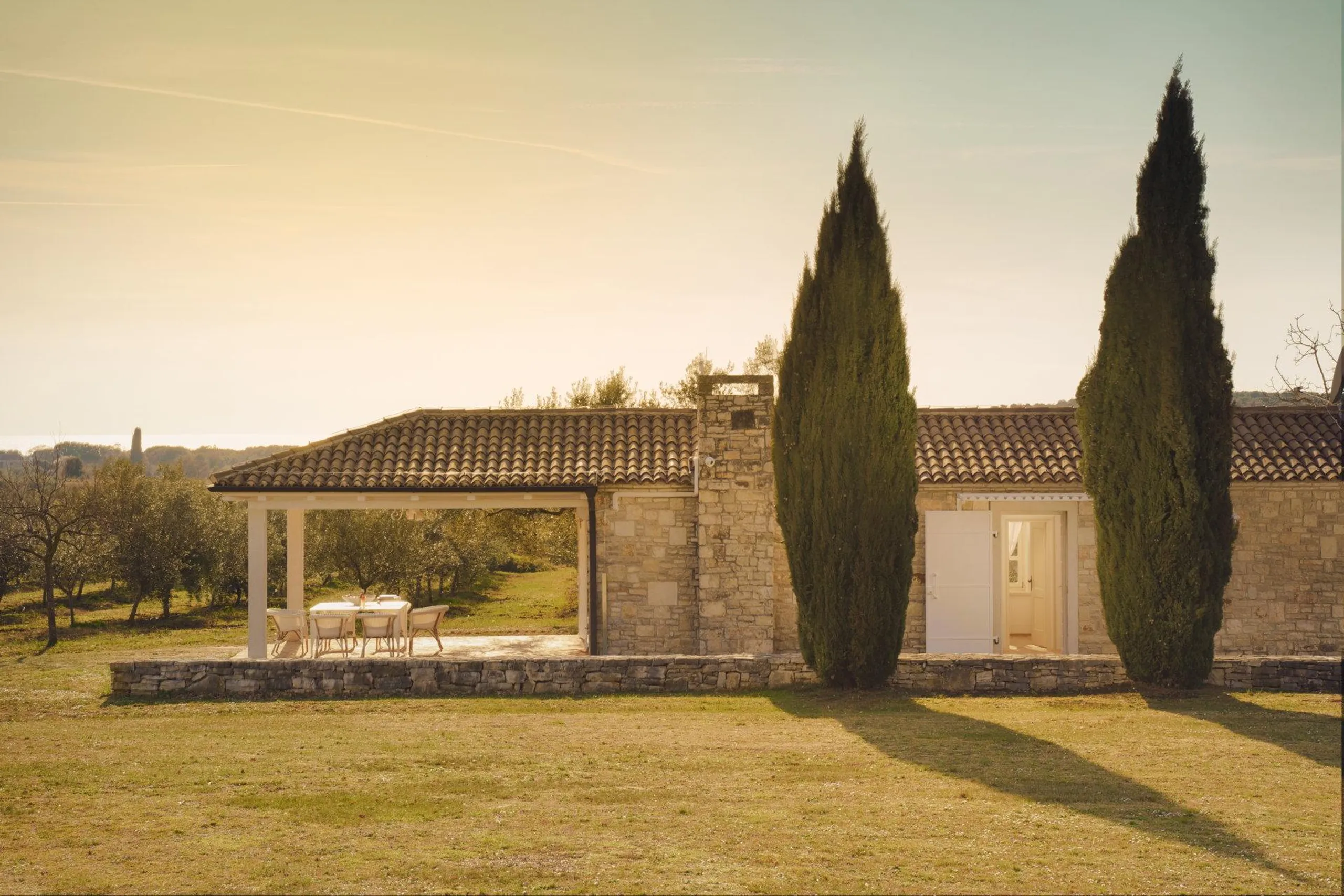 Enchanting Rustic Villa with Pool Surrounded by Mediterranean Flora — photograph 2