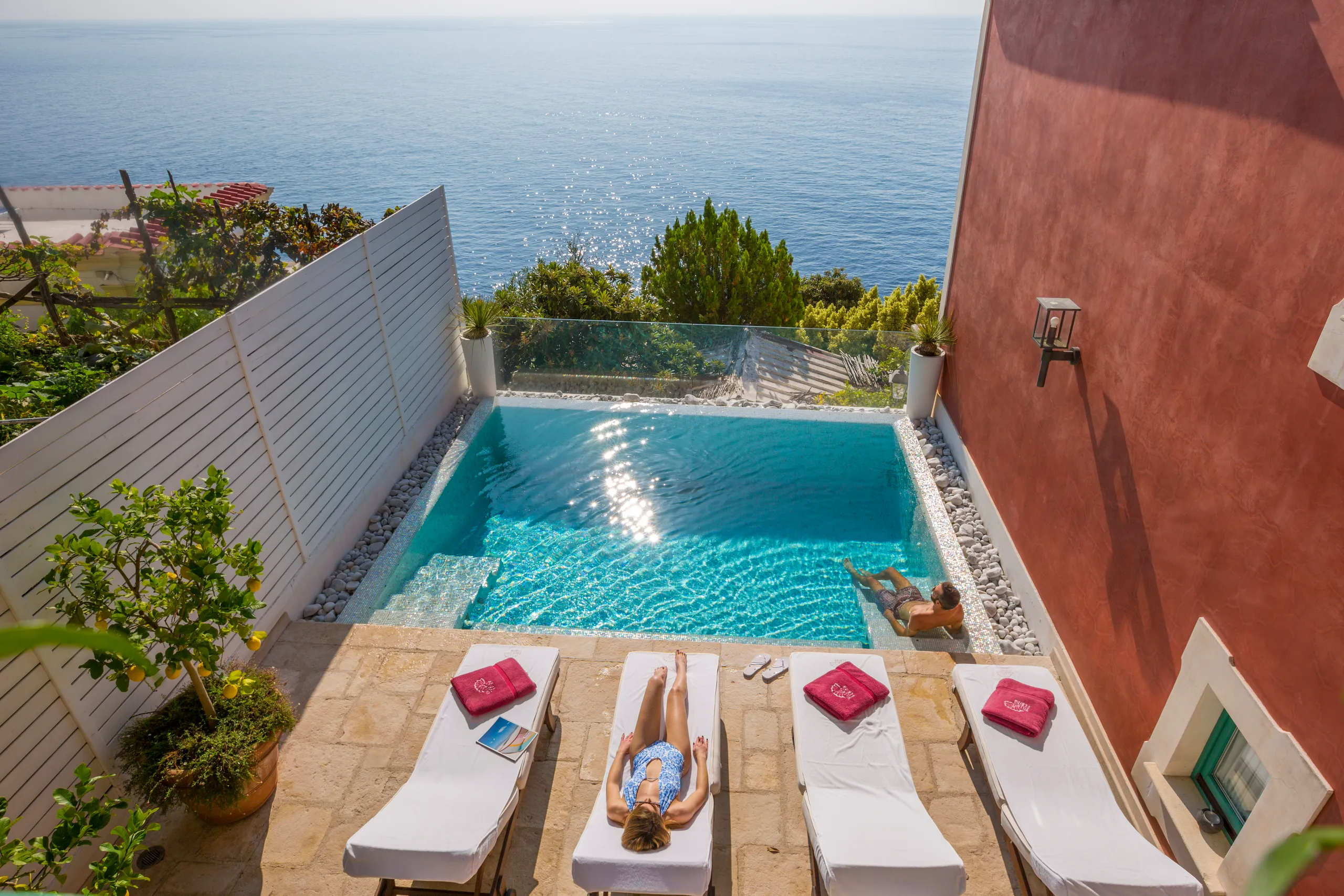 Refined 5BR Retreat with Indoor Pool and Panoramic Sea Views — photograph 3