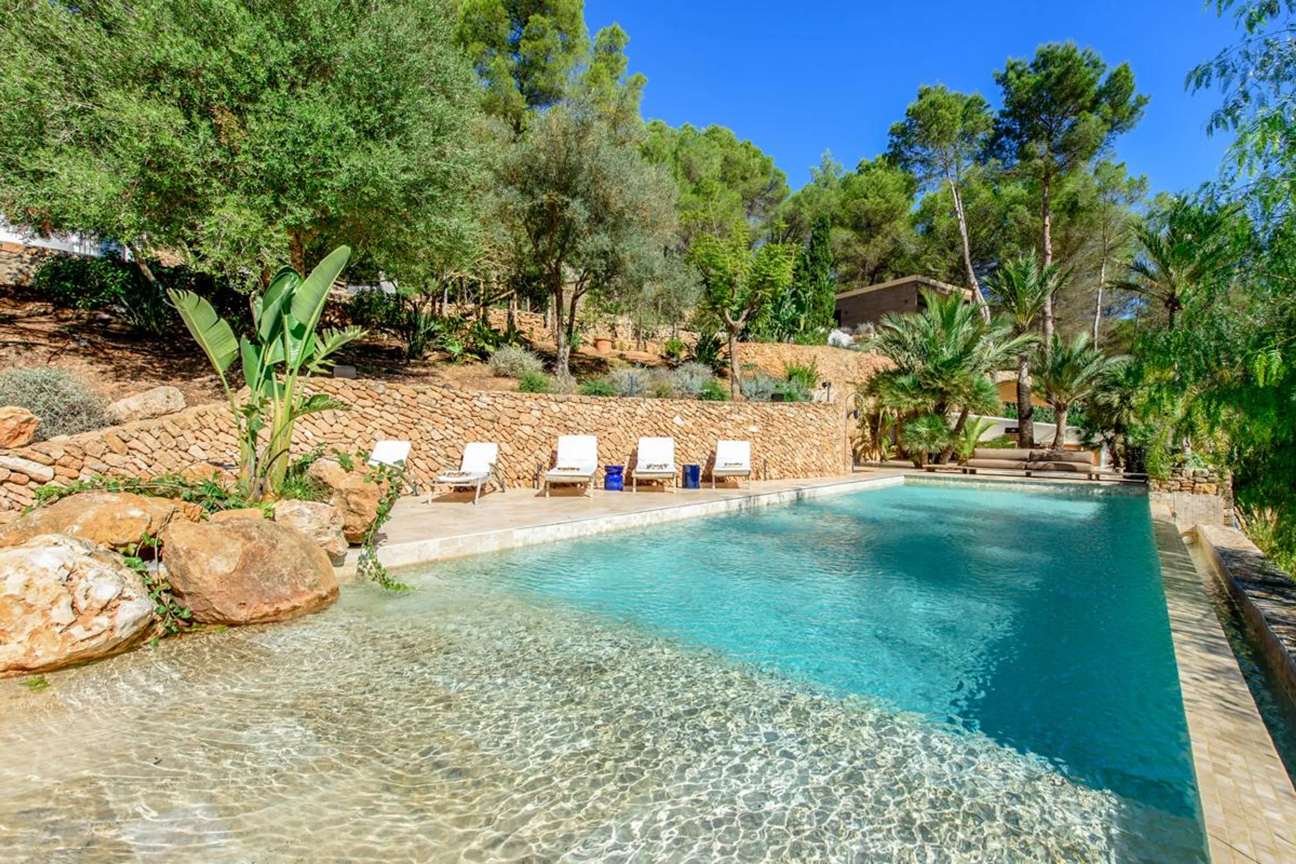 Princely Villa in San Joseph with Opulent Swimming Pool and Outdoor Terraces — photograph 2