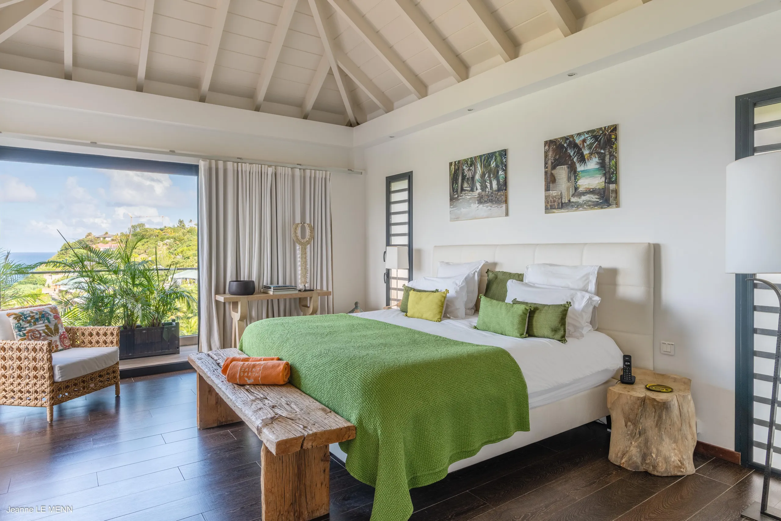 Breathtaking Beachfront Villa with Infinity Edge Pool and Patio Dining — photograph 6