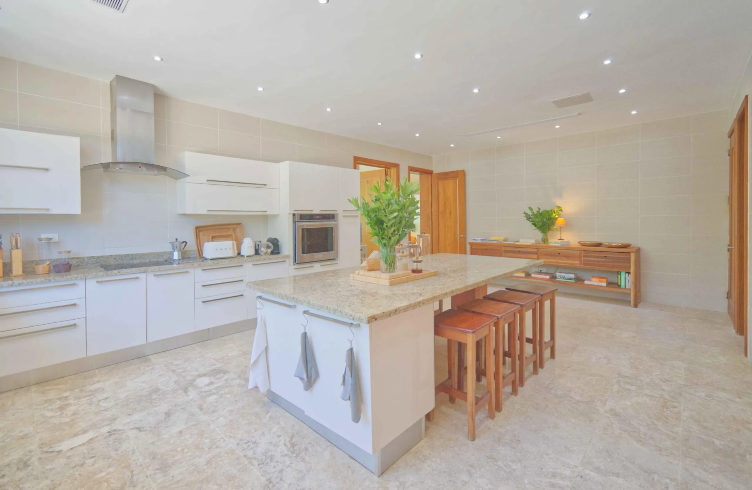 Light Filled 5BDR Villa with Private Pool, and Golf Views — photograph 11