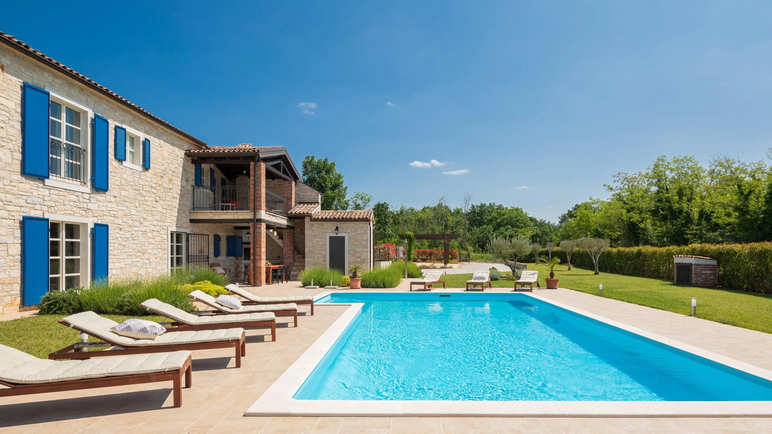 Deluxe Comfort Villa with Private Pool and Pristine Surroundings — photograph 11