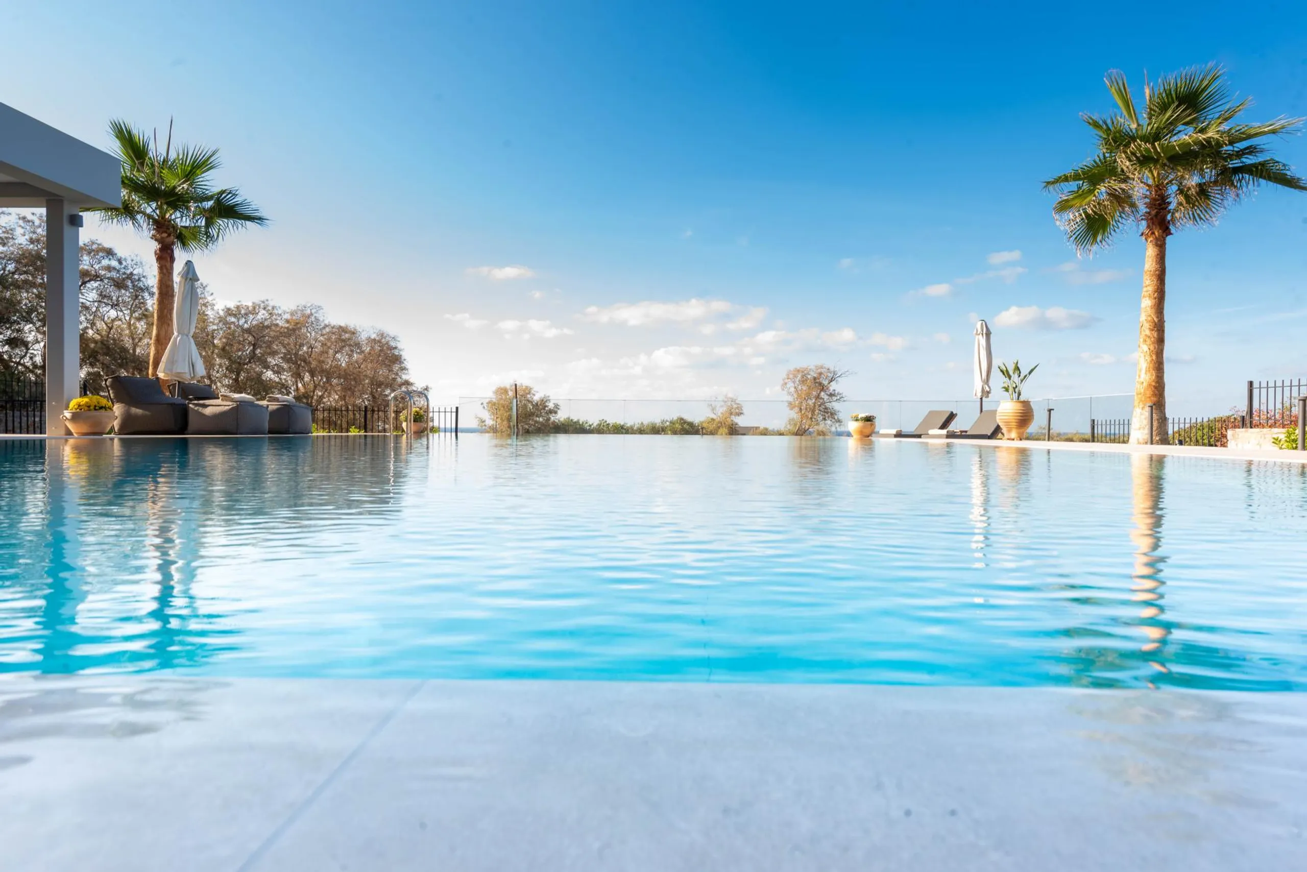 Luxurious 6-Bedroom Villa with Pool, Sea Views & Walkable Beach Access — photograph 3