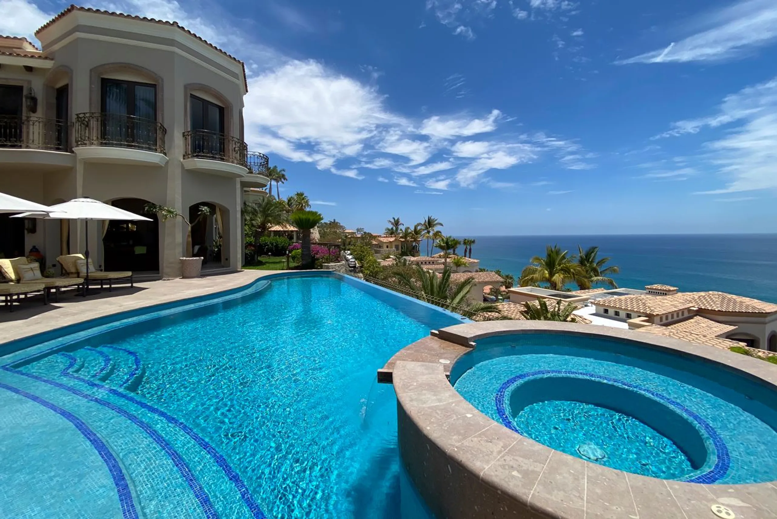 Glorious Spanish Style Villa with Private Infinity Pool, Golf Access and Panoramic Views — photograph 3