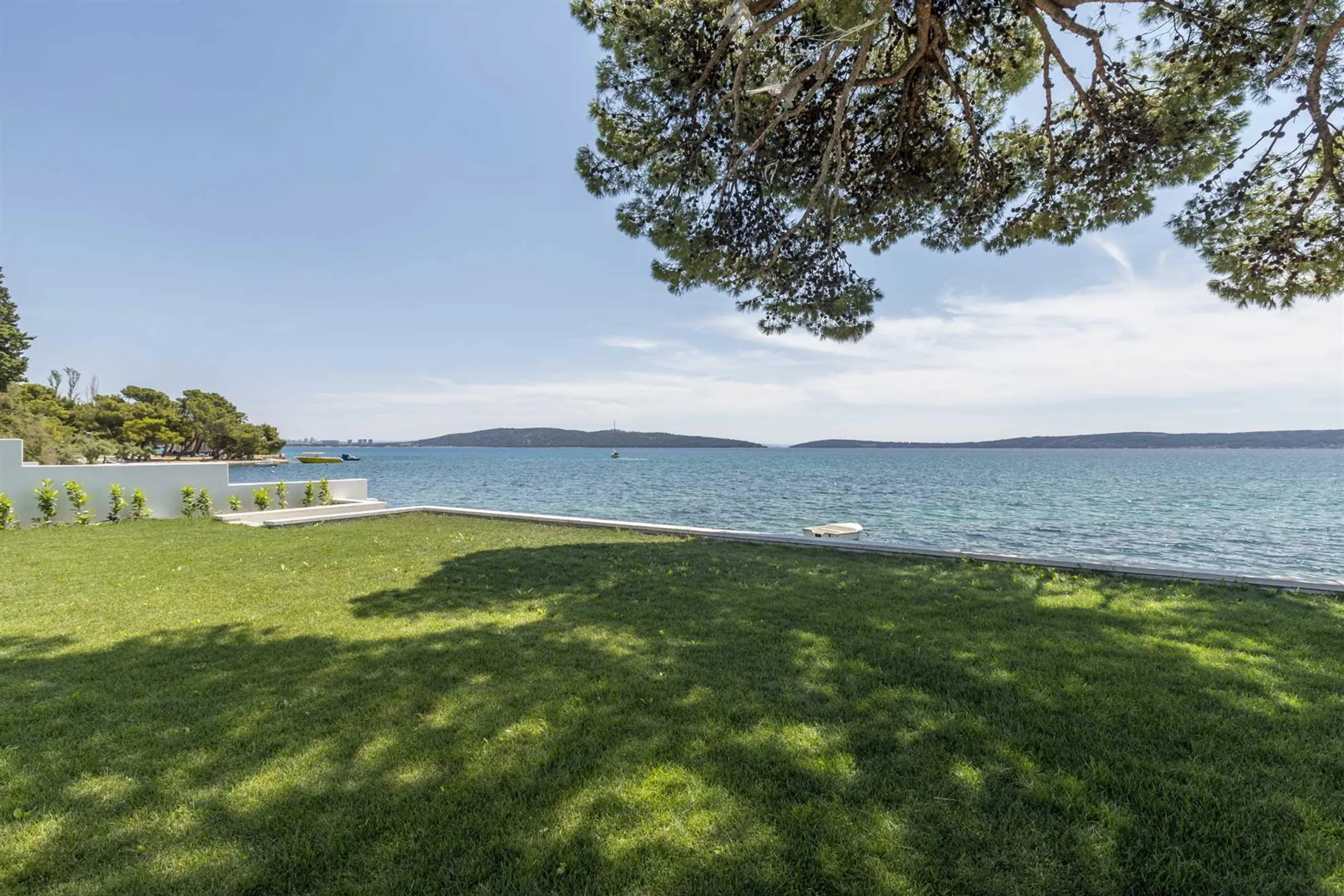 Gracefully Decorated 4-Bedroom Villa with Pool and Private Beach Access in Kastela — photograph 12