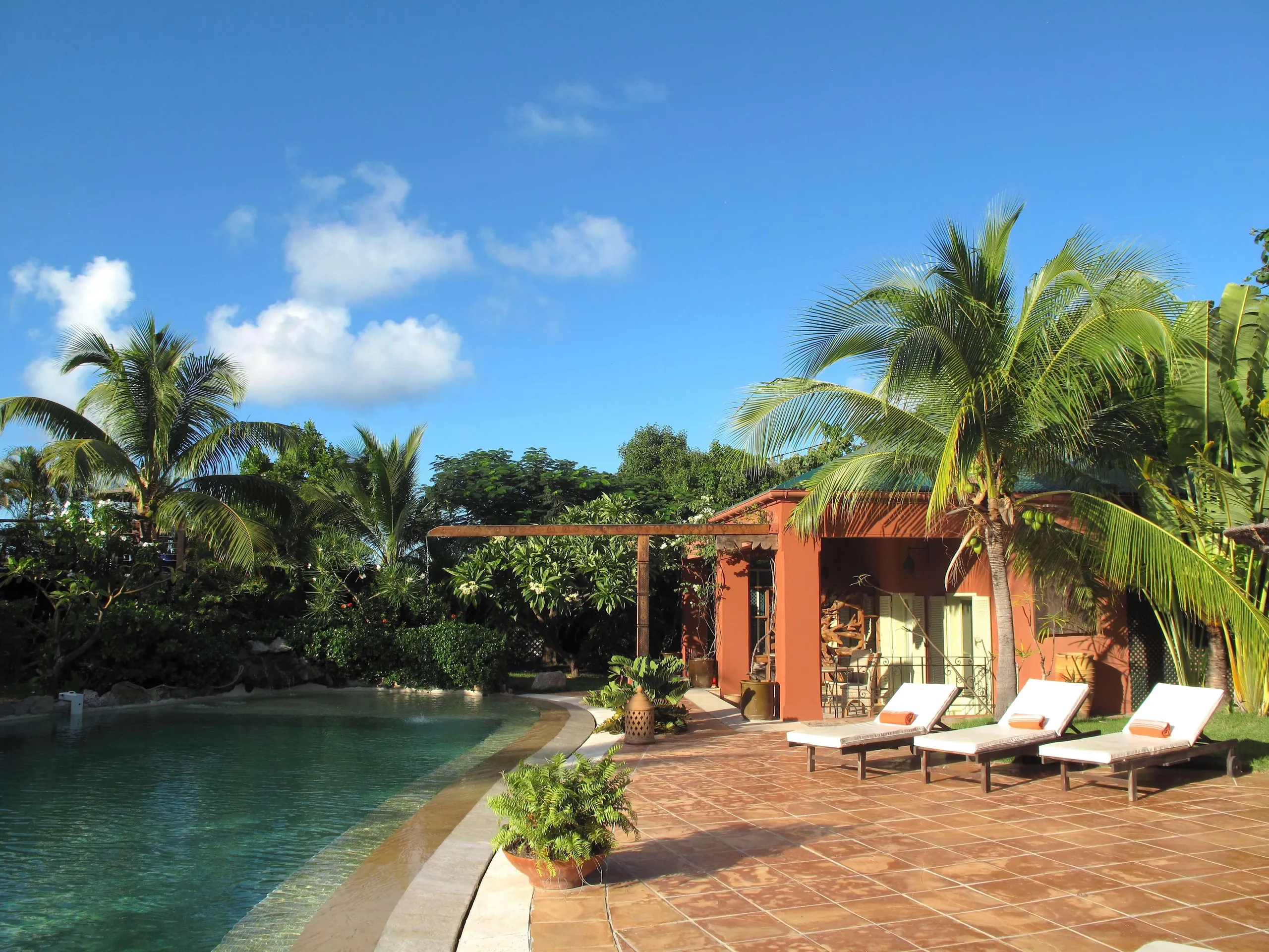 Regal Tropical Estate with Private Pool and Luscious Backyard Terrace — photograph 9