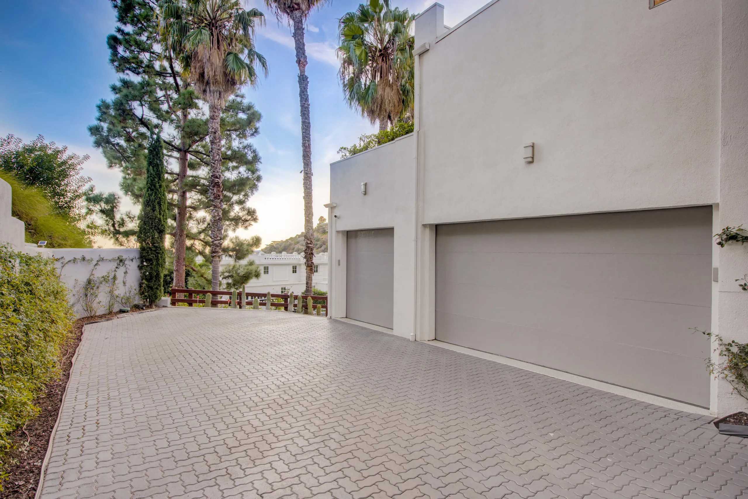 Luxurious Beverly Hills Estate with Rejuvenating Pool — photograph 10