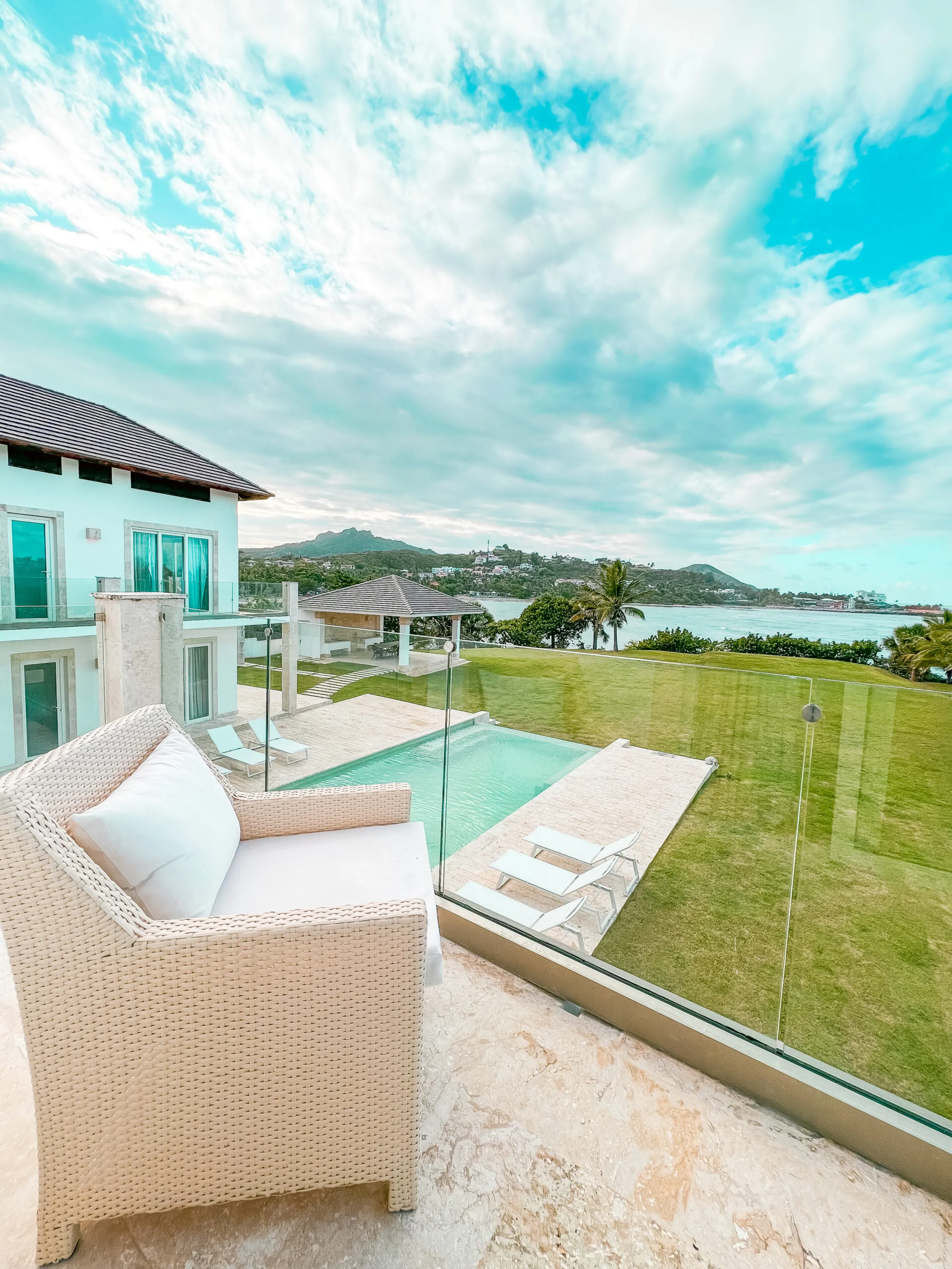 Elegant Retreat in Puerto Plata with Infinity Pool, Garden and Private Heliport — photograph 4