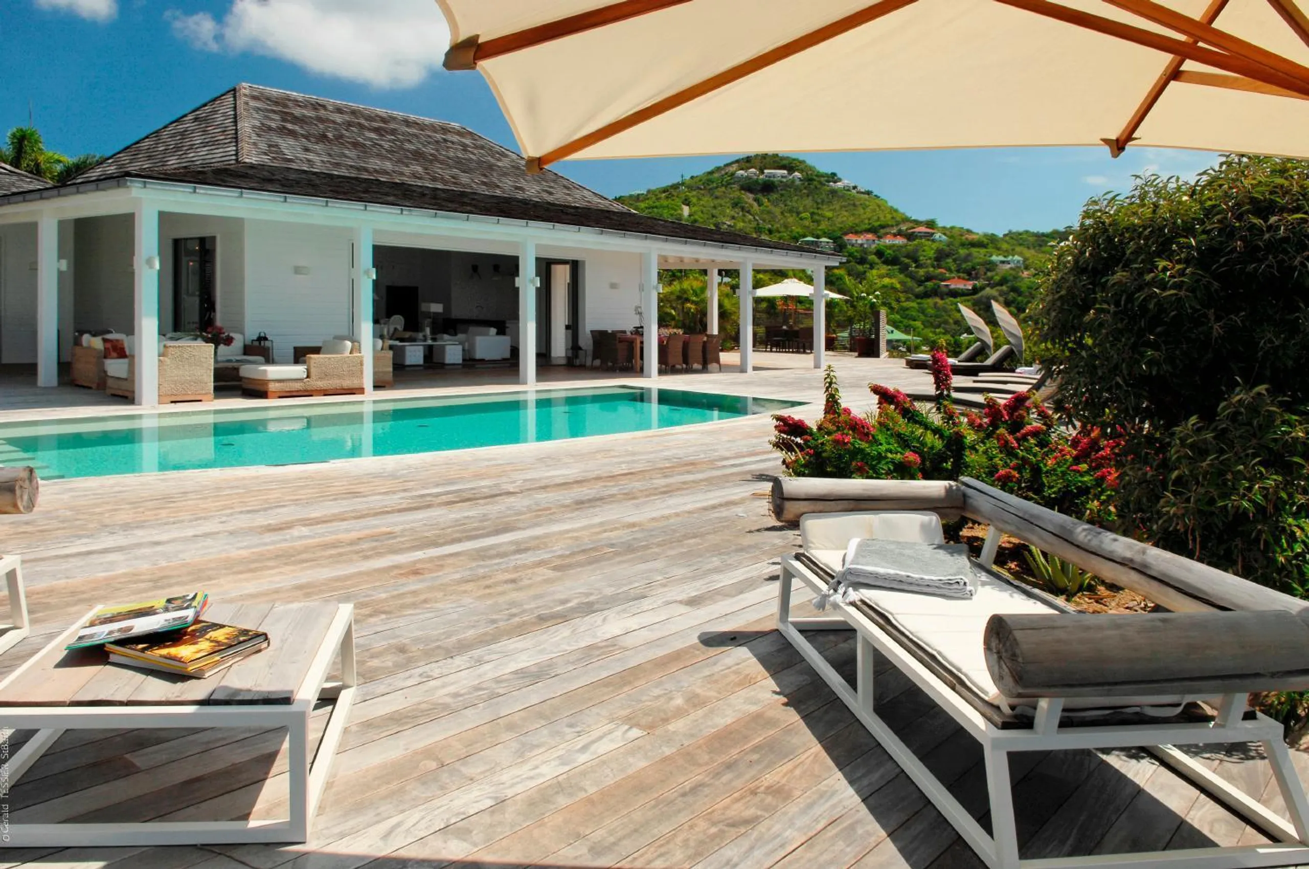 Lavish Luxury Villa with Private Pool and Ocean Views — photograph 2
