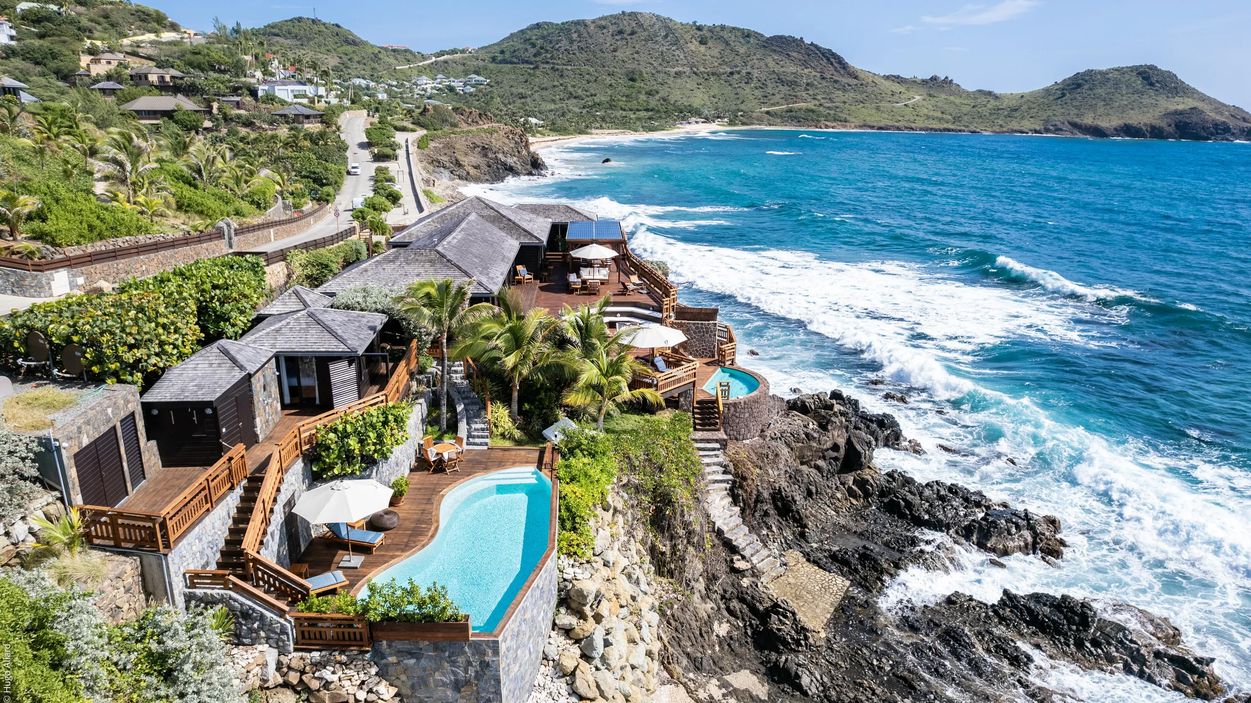 Majestic Oceanside Villa with Invigorating Pool — photograph 2