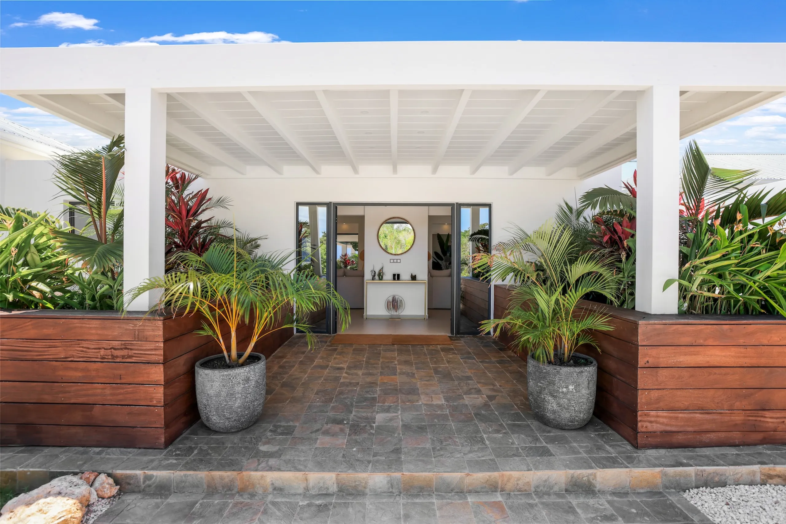 Stylish 5BR Terres Basses Villa with Heated Pool, Jacuzzi, & Panoramic Views — photograph 7
