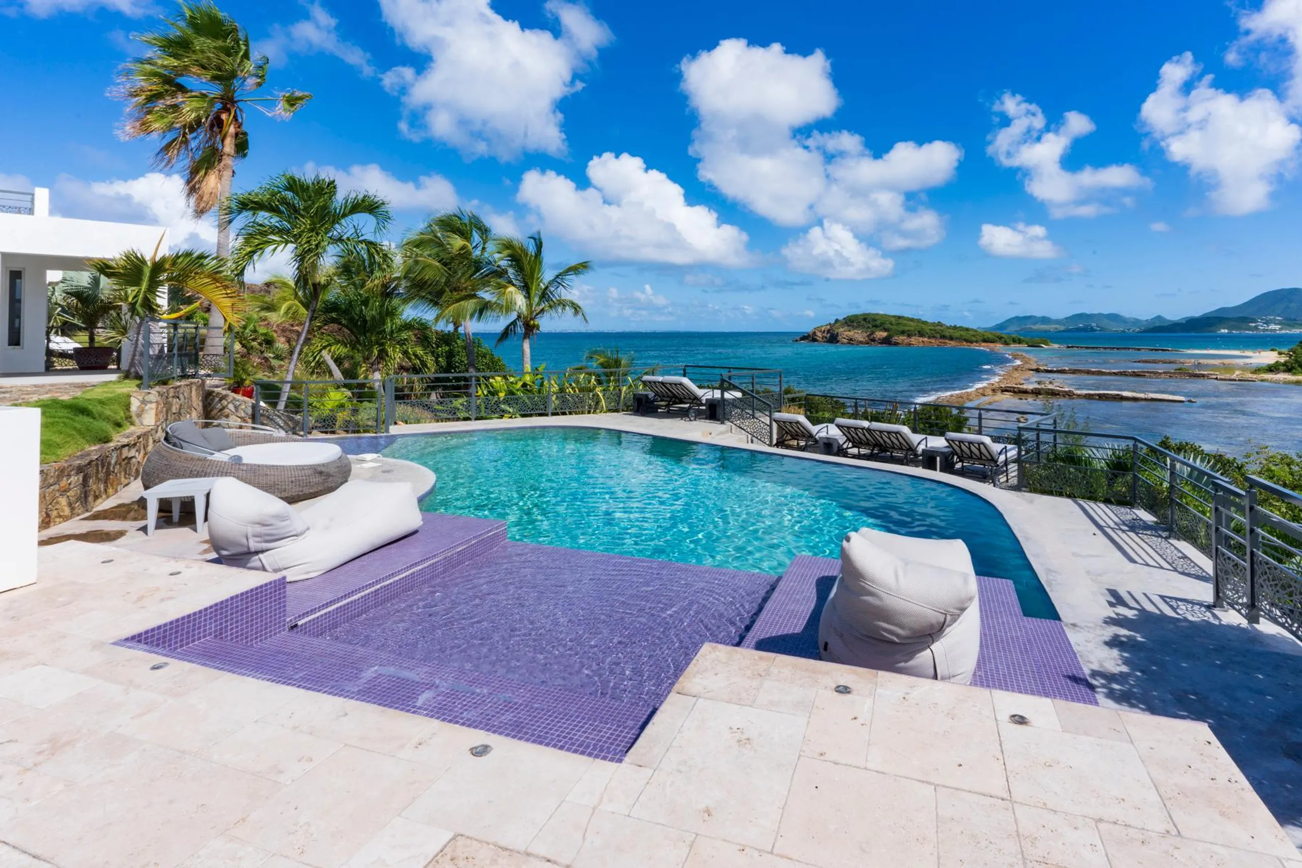 Serene Clifftop Luxury Villa with Private Pool and Breathtaking Ocean Views — photograph 3