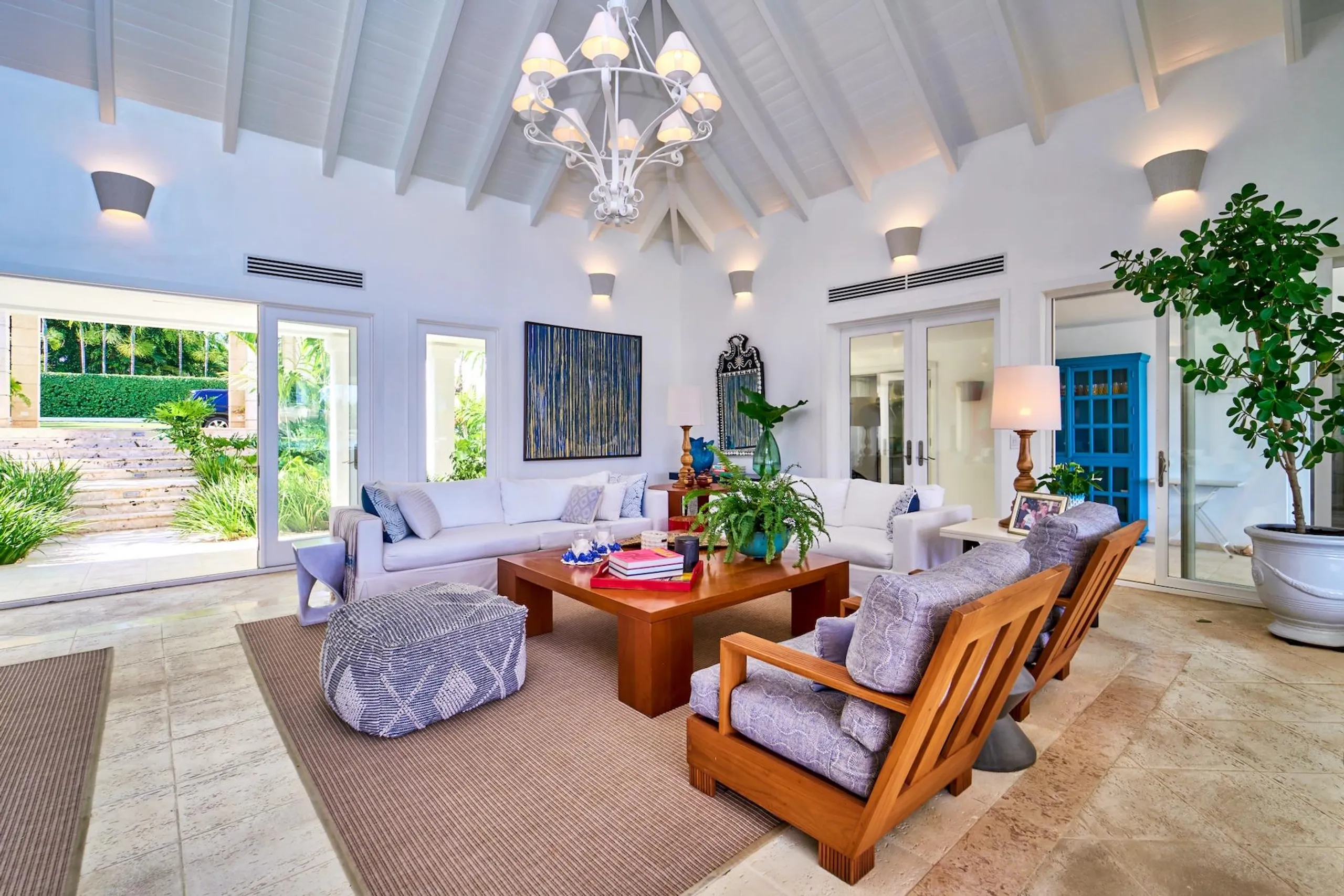 Sumptuously Furnished Villa with Private Pool and Bay Views — photograph 9