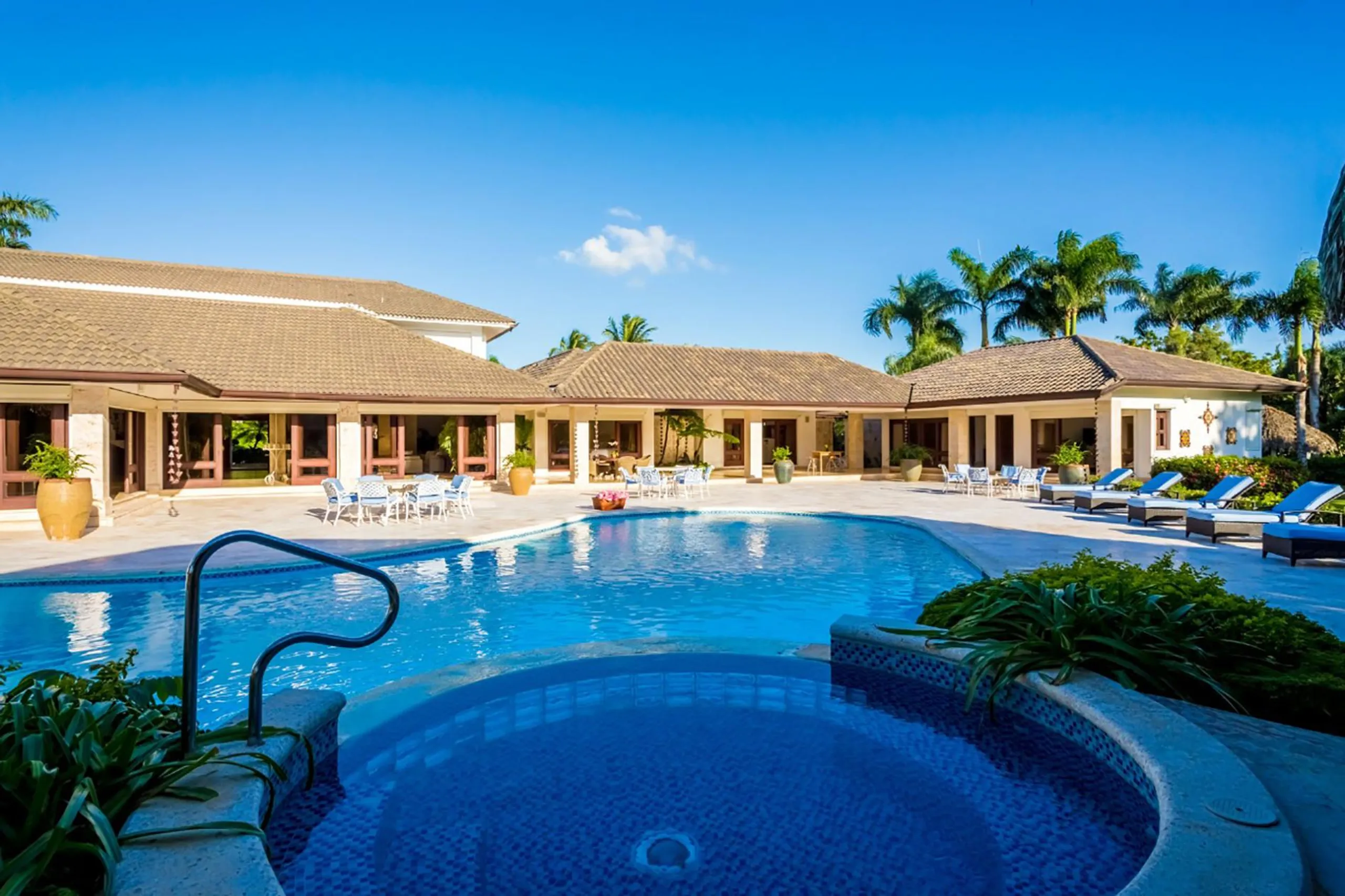 Majestic Grand Villa with Private Pool and Par-3 Golf Hole — photograph 2