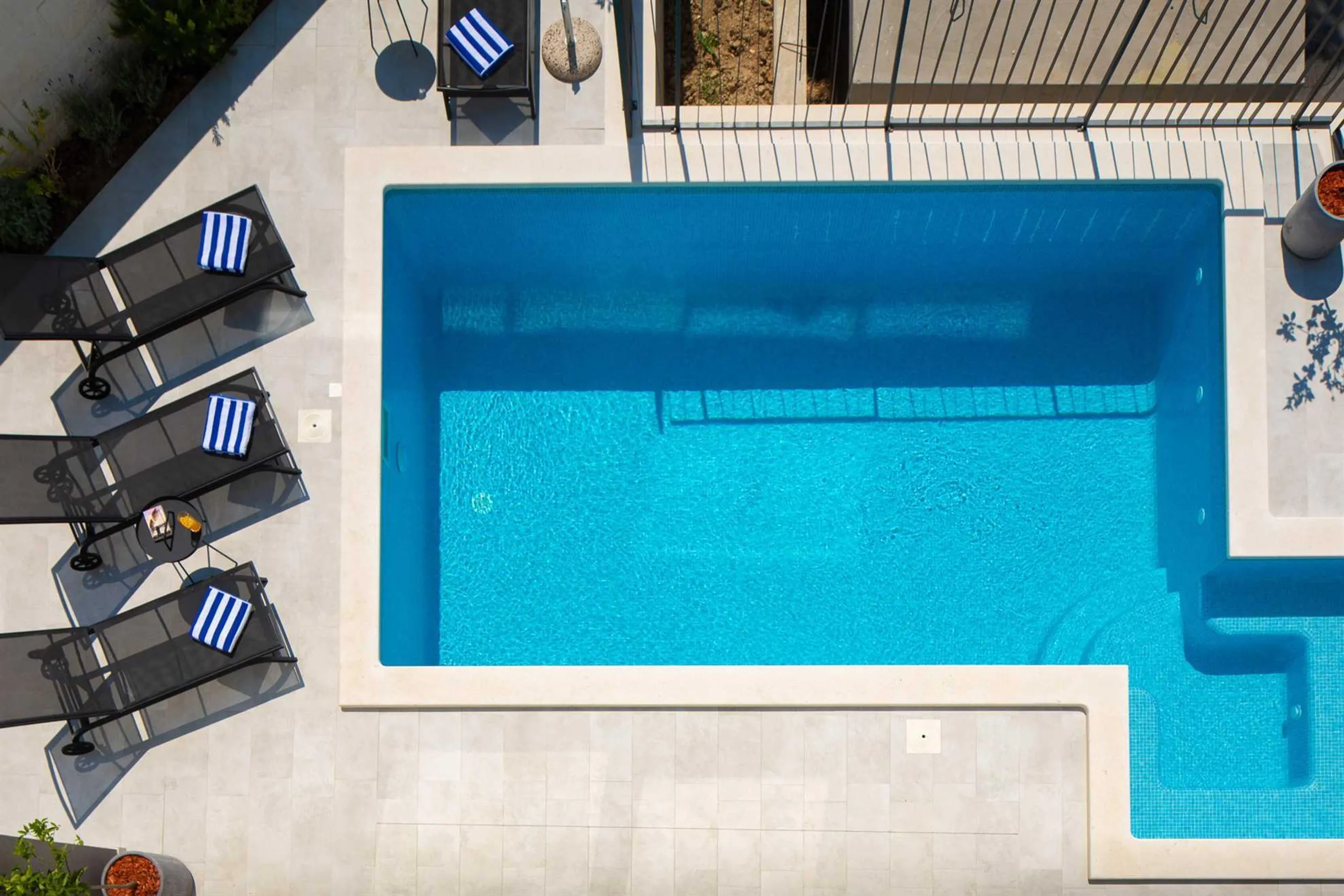 Alluring Contemporary Villa with Private Pool and Modern Kitchen — photograph 9