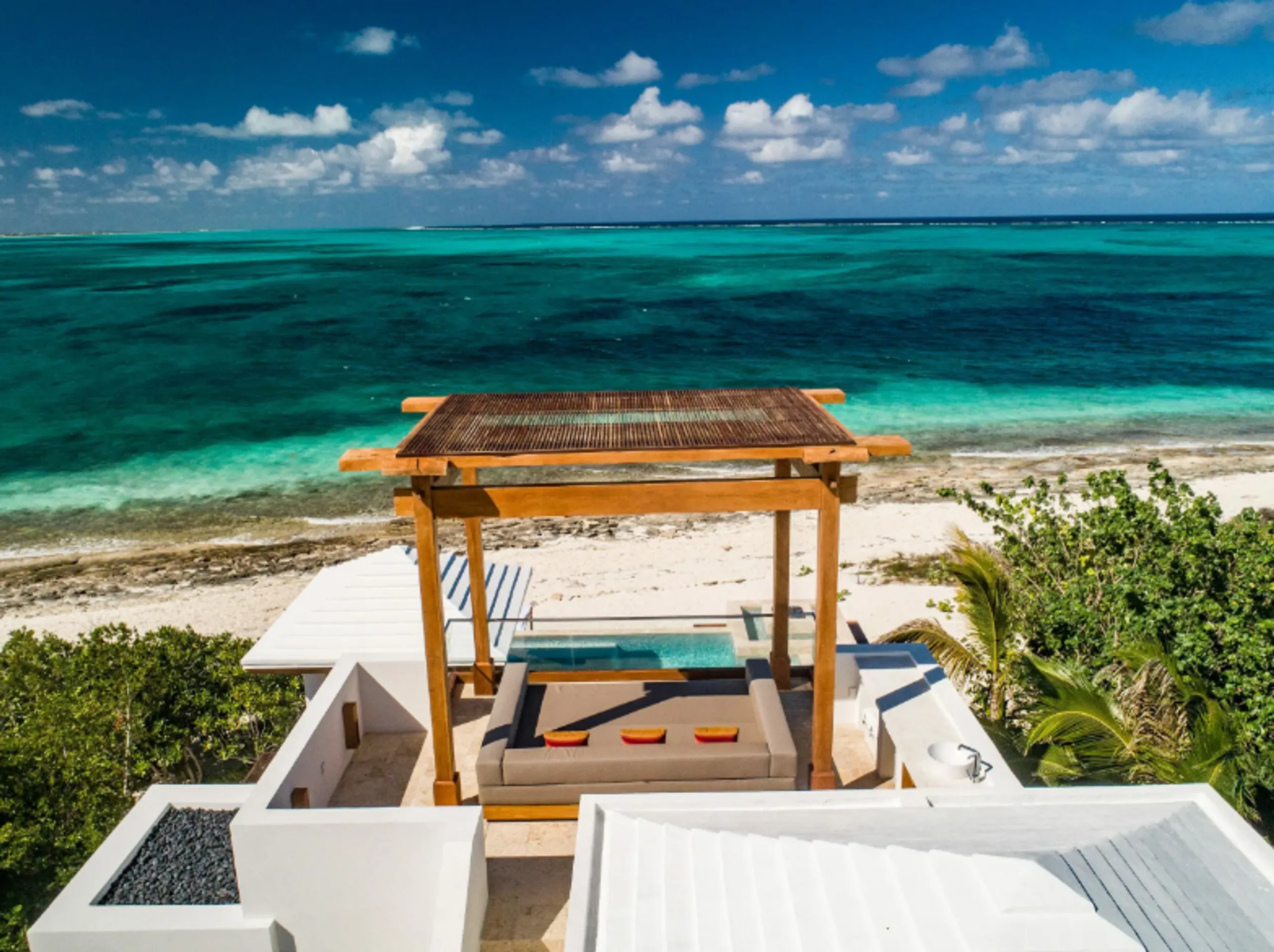 Captivating Beach Retreat with Artistic Vibes and Private Pool — photograph 7